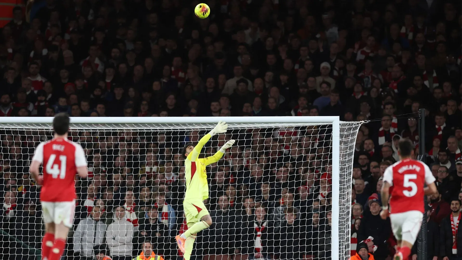 Raya tentou defender o chute de Richarlison, mas não conseguiu (foto: Julian Finney/Getty Images)