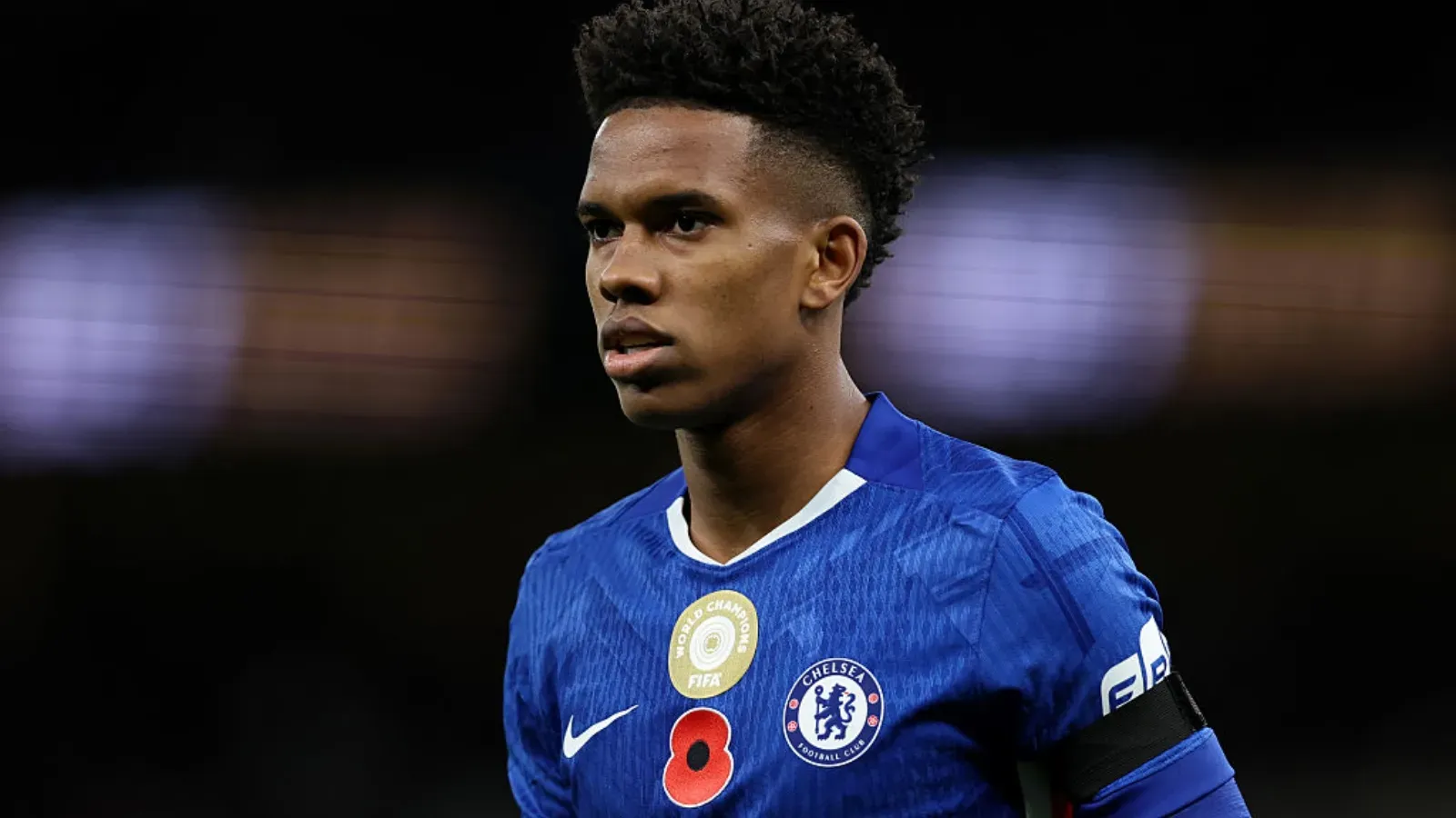 Estêvão em ação pelo Chelsea. Agora, diretoria analisa outro jovem, promessa do Internacional, João Bezerra. Uma alterativa seria fazer mesmo negócio do brasileiro se quiser ter o atacante, que ainda possui 16 anos. (Foto: Justin Setterfield/Getty Images)