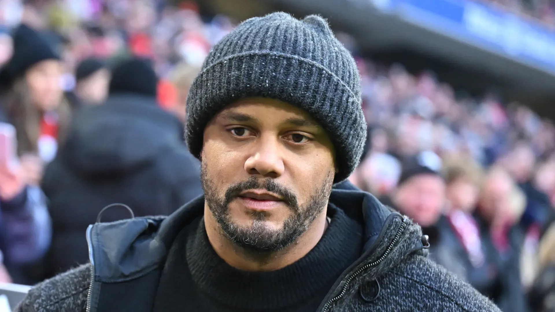 Vincent Kompany, com roupa de frio, durante partida do Bayern de Munique