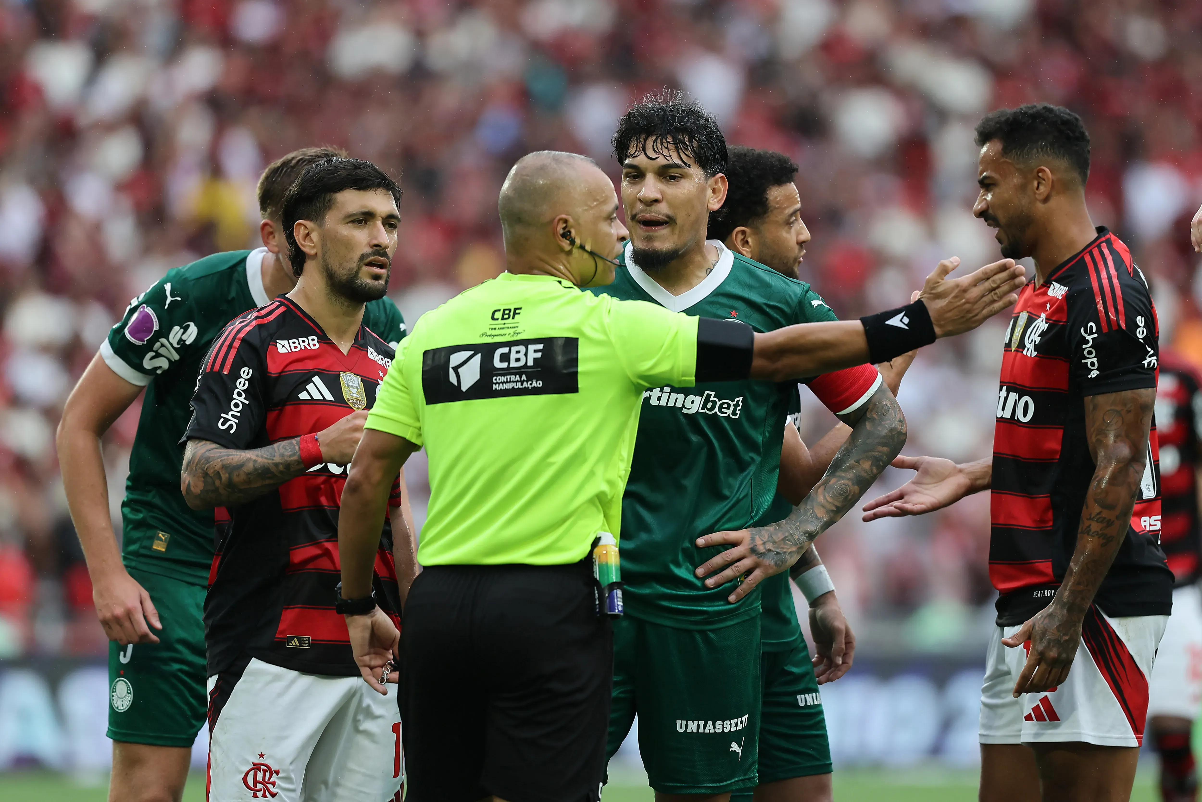 Gustavo Gómez, do Palmeiras e Arrascaeta, do Flamengo. Ao todo, elencos dos dois times possuem 18 jogadores estrangeiros Wagner Meier/Getty Images)