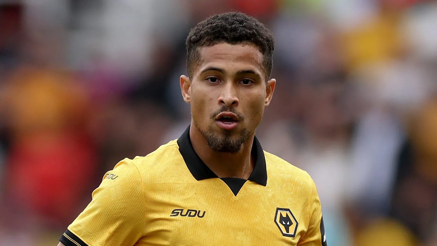 João Gomes em campo pelo Wolverhampton usando a camisa titular do clube