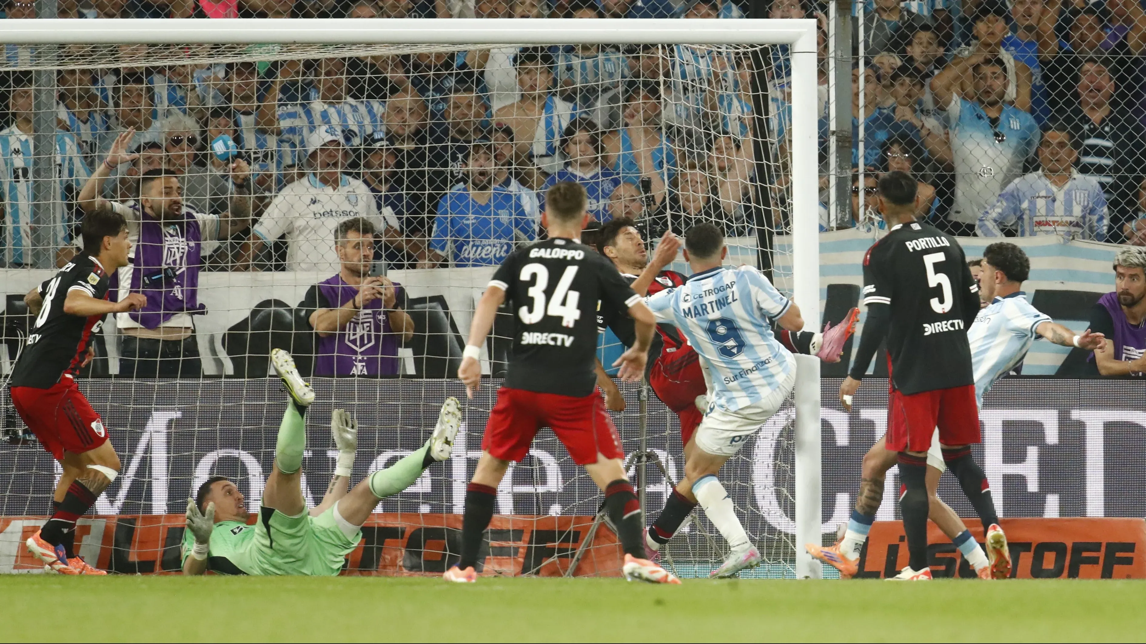 Martirena marcando gol contra o River Plate. Foto: Marcos Brindicci/Getty Images