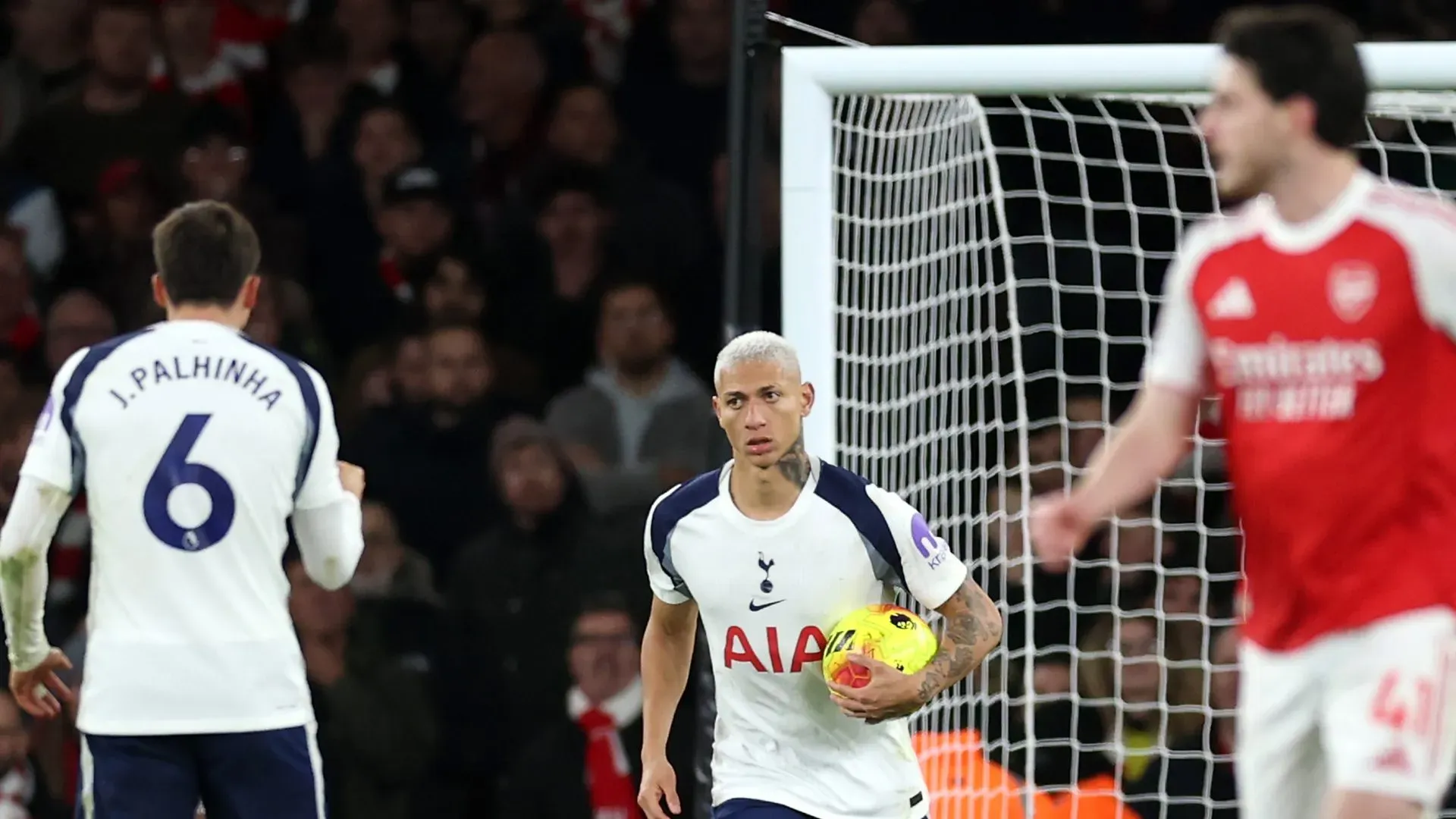 Richarlison, do Tottenham de Thomas Frank, comemora ao marcar o primeiro gol de sua equipe durante a partida da Premier League entre Arsenal e Tottenham Hotspur no Emirates Stadium, em 23 de novembro de 2025, em Londres, Inglaterra. (Foto: Julian Finney/Getty Images)