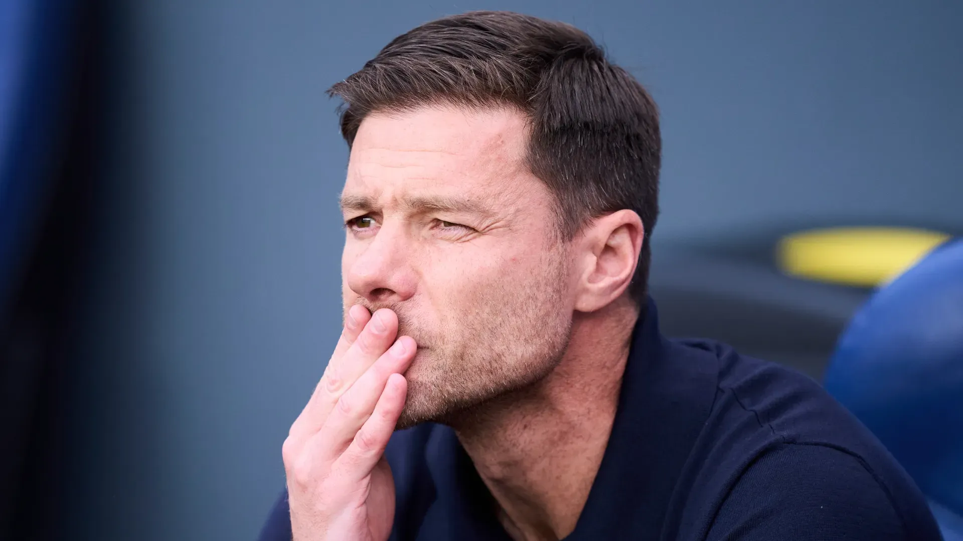 Xabi Alonso com a mão na cabeça durante jogo do Real Madrid