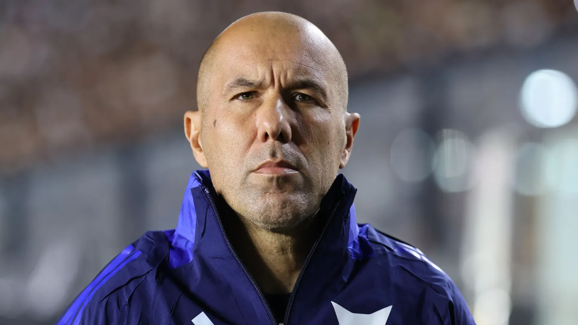 Leonardo Jardim, com olhar sério, em partida do Cruzeiro