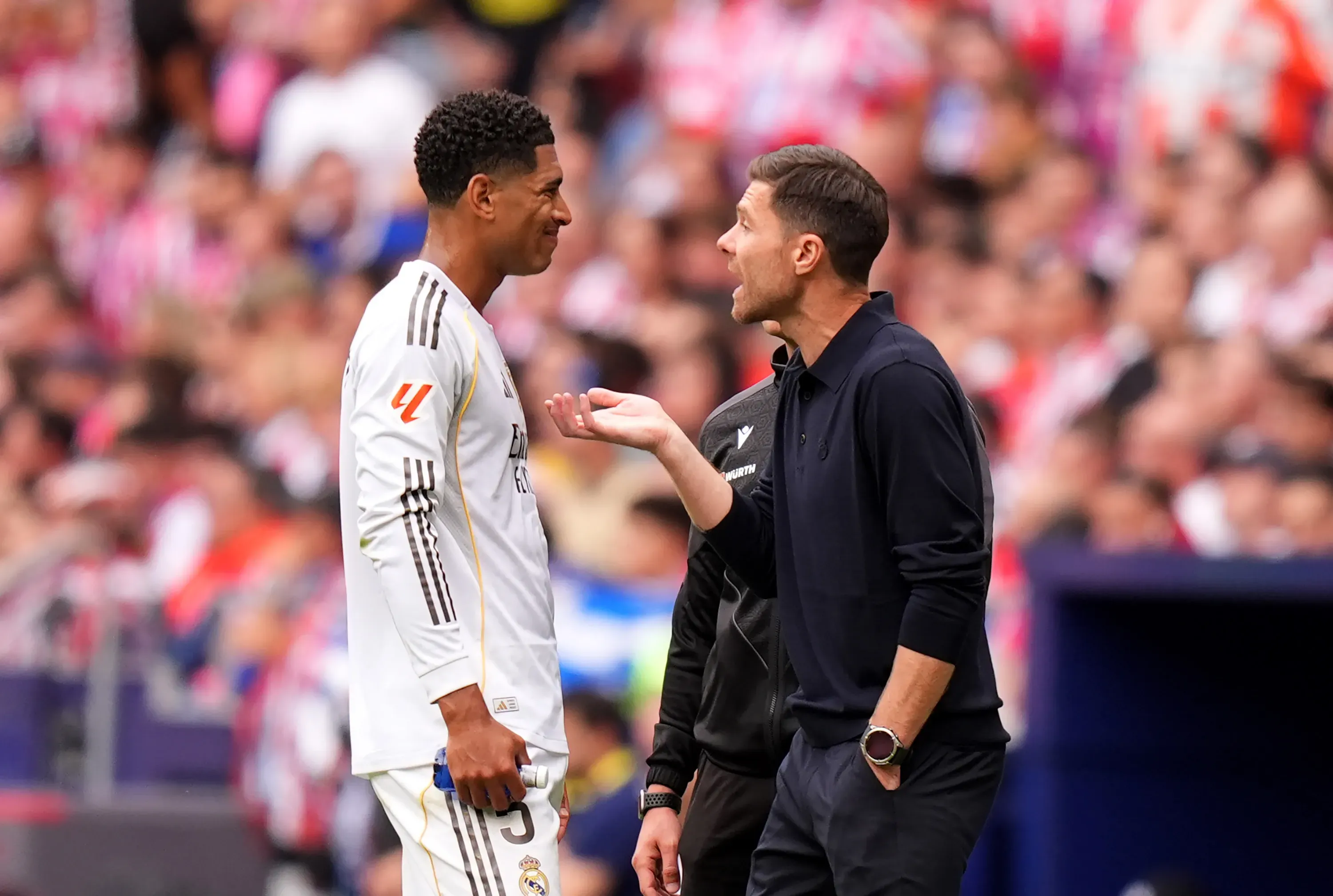 Xabi Alonso e Bellingham, em campo, pelo Real Madrid