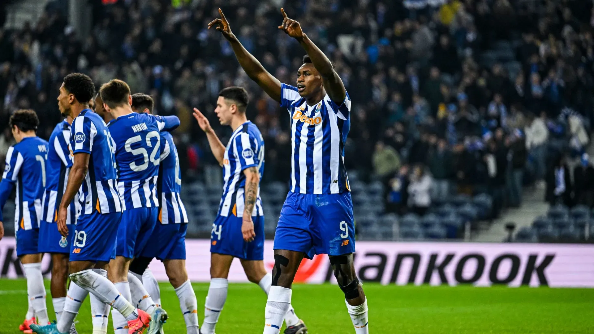 Samu Aghehowa comemora gol durante partida da Liga Europa. Foto: Octavio Passos/Getty Images