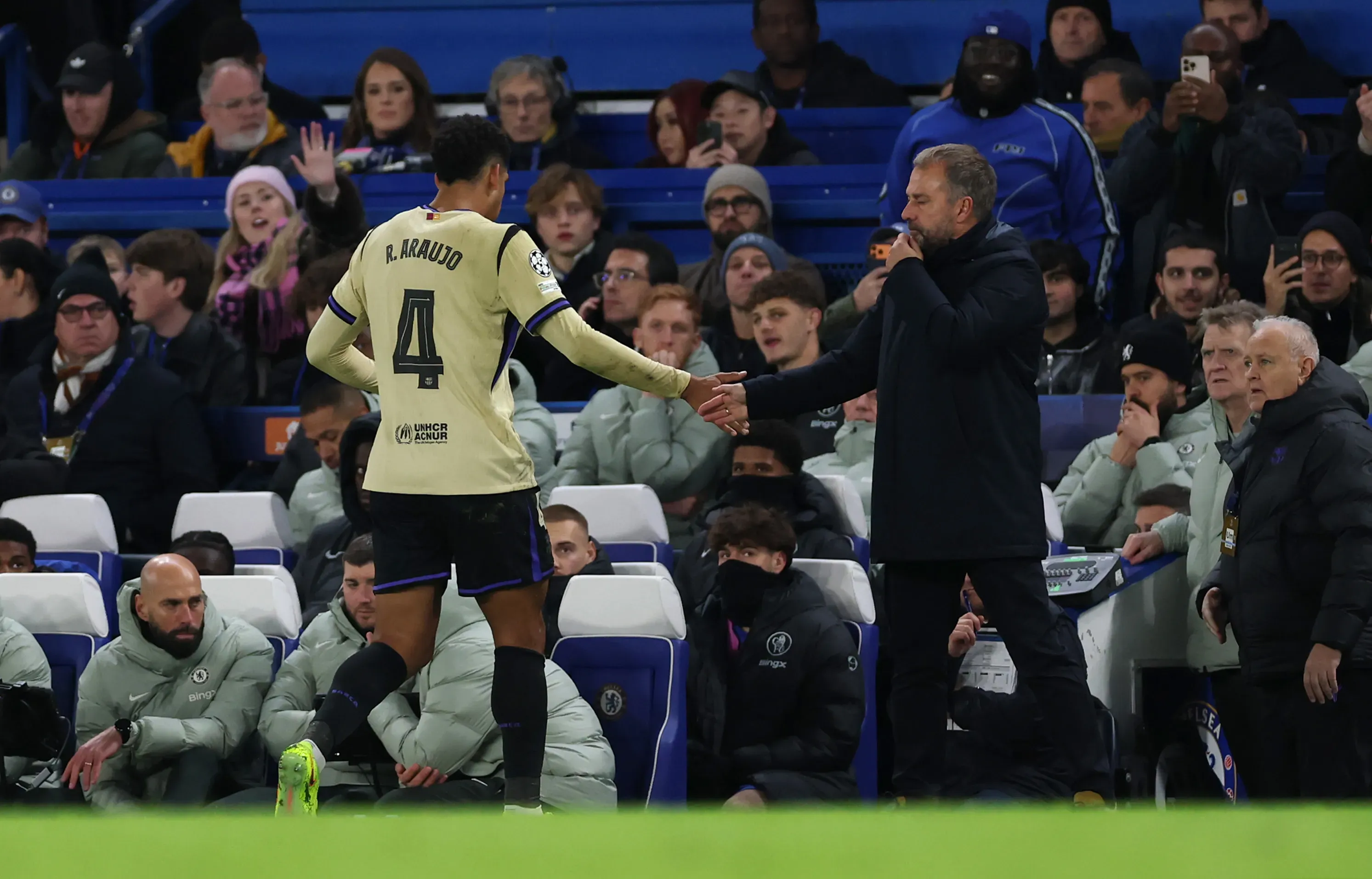 Ronald Araújo e Hansi Flick em Chelsea x Barcelona. (Foto: Justin Setterfield/Getty Images)
