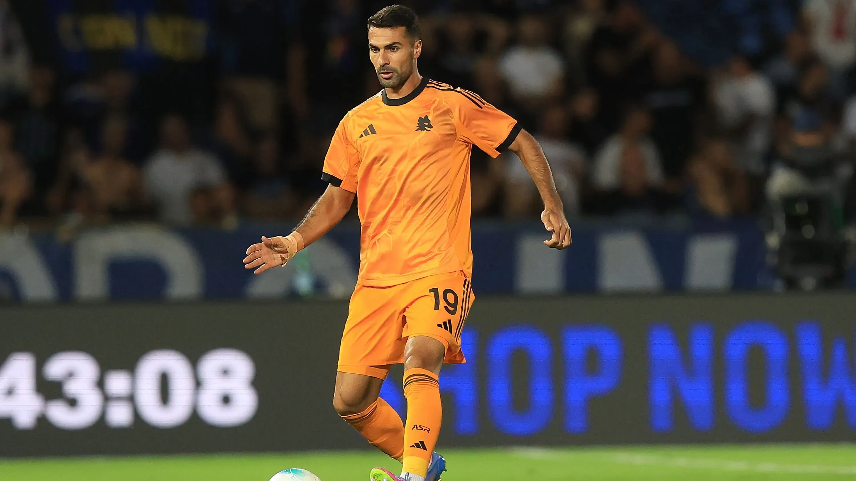 Zeki Celik, alvo do Manchester United, em jogo da Roma. Foto: Gabriele Maltinti/Getty Images