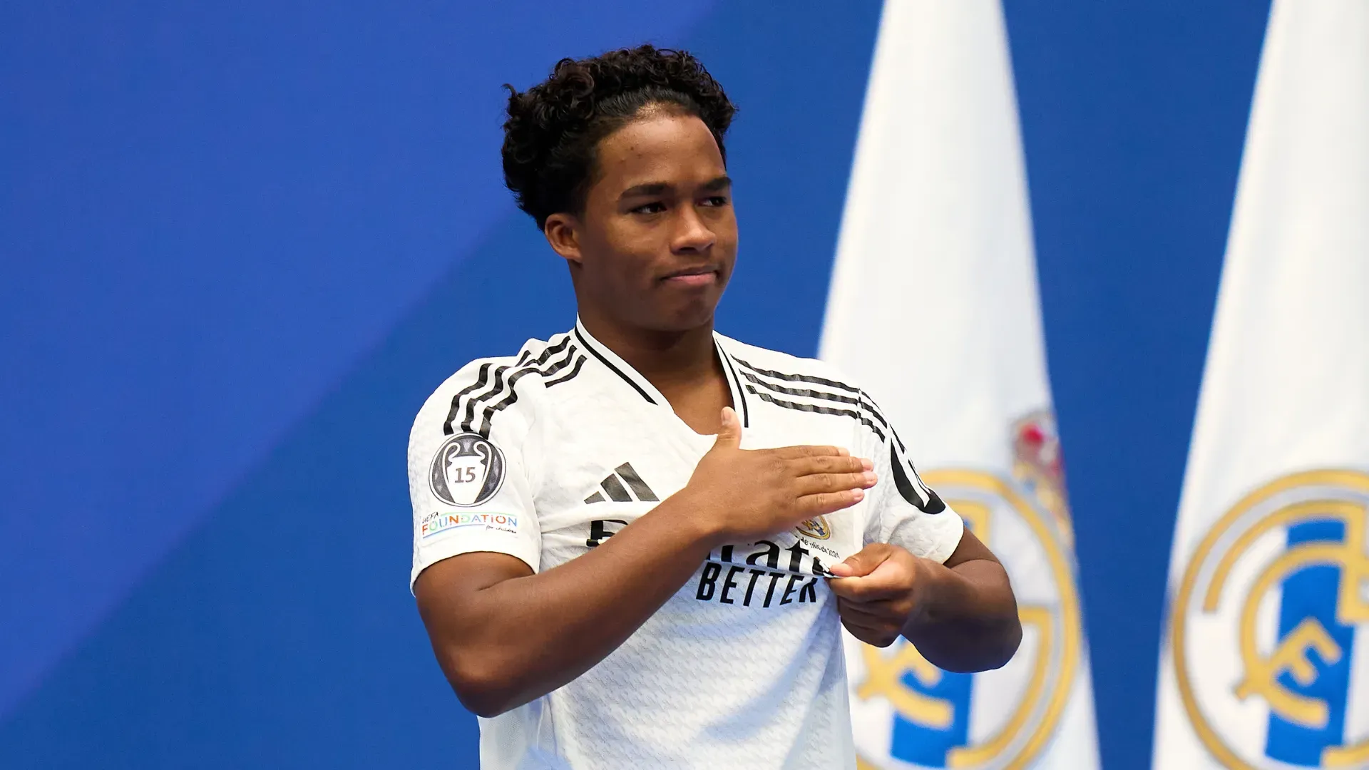 Endrick bate no escudo do Real Madrid ao ser apresentado para a torcida