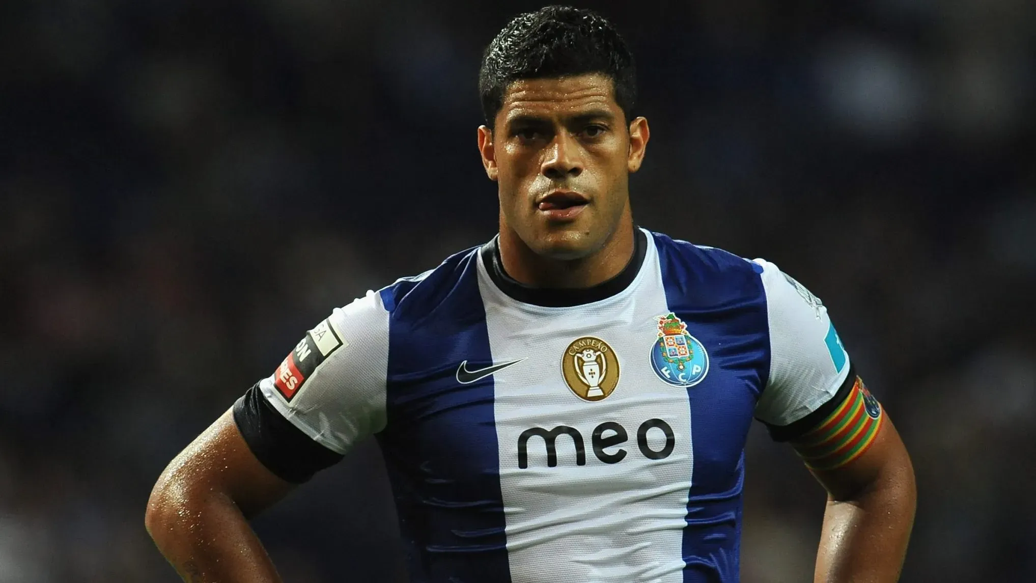 Hulk com a camisa do Porto, olhando para frente e com as mãos na cintura. Foto: Valerio Pennicino/Getty Images