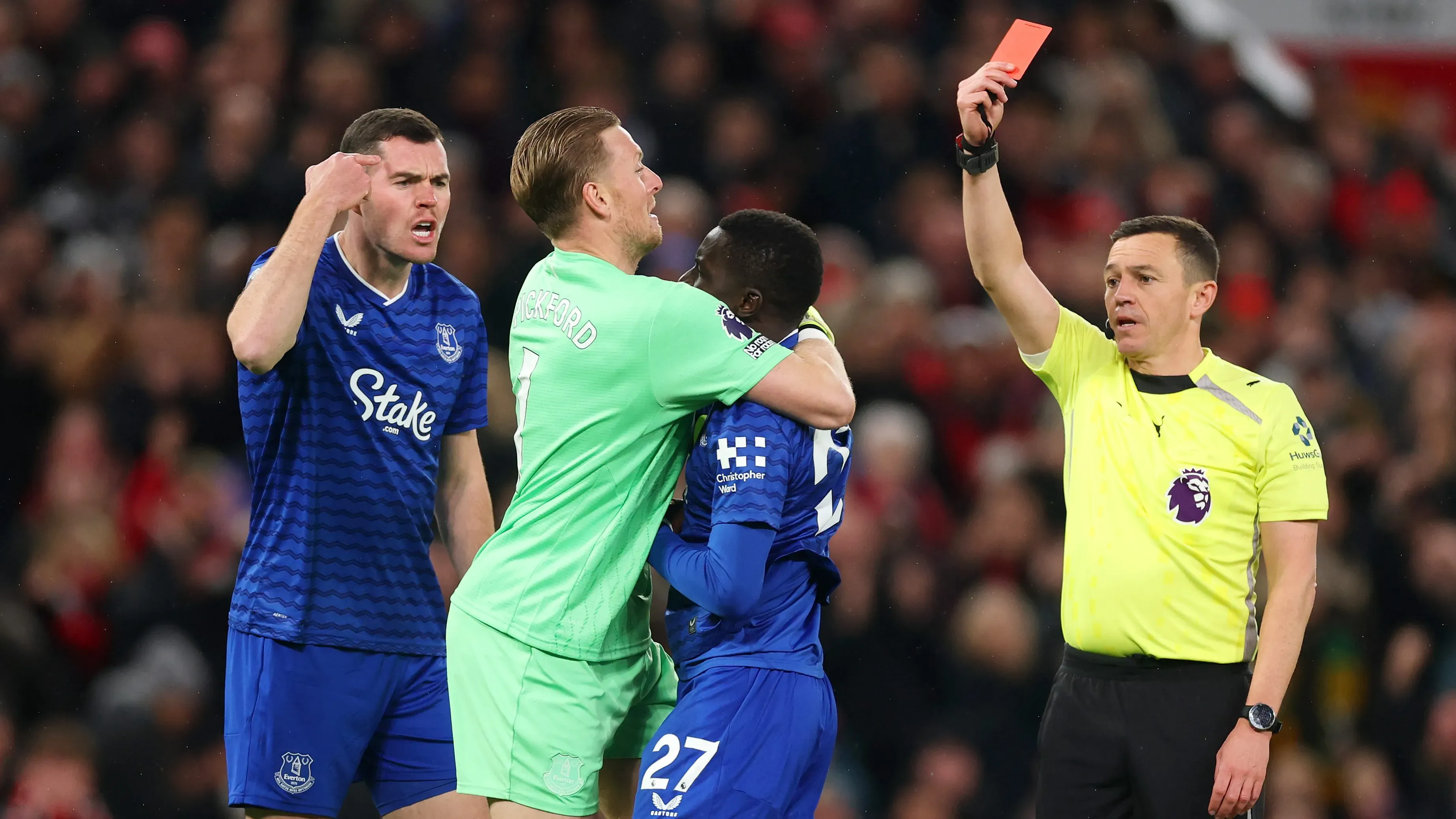 Idrissa Gueye sendo expulso contra o Manchester United. Foto: Carl Recine/Getty Images
