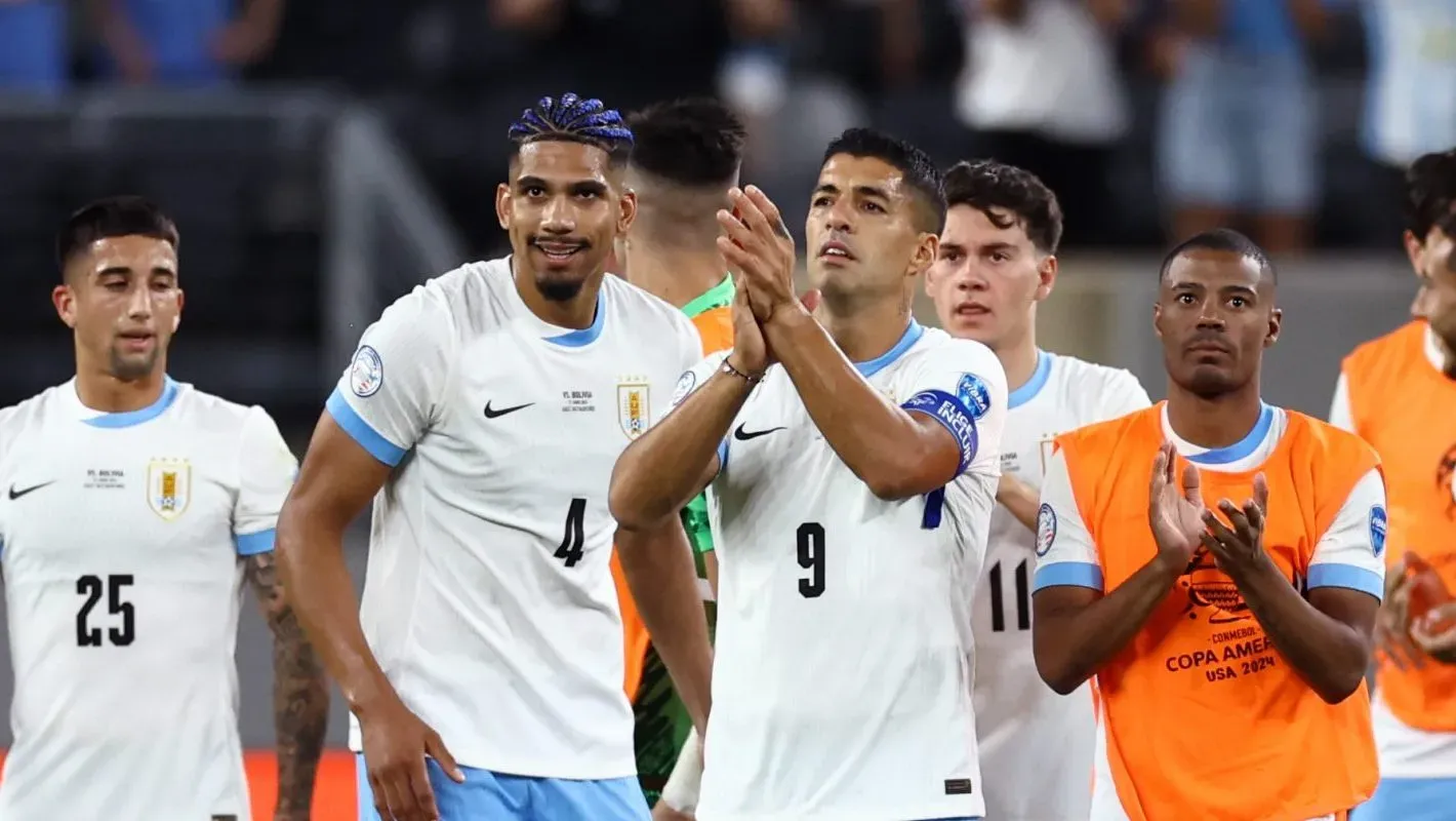 Ronald Araújo e Suárez no Uruguai. Zagueiro é alvo do Liverpool. Foto: Tim Nwachukwu/Getty Images
