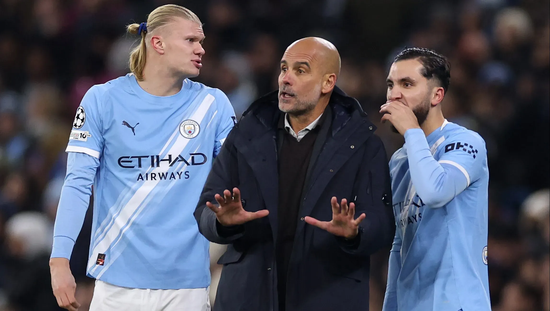 Haaland e Pep Guardiola conversando à beira do campo. Foto: Stu Forster/Getty Images