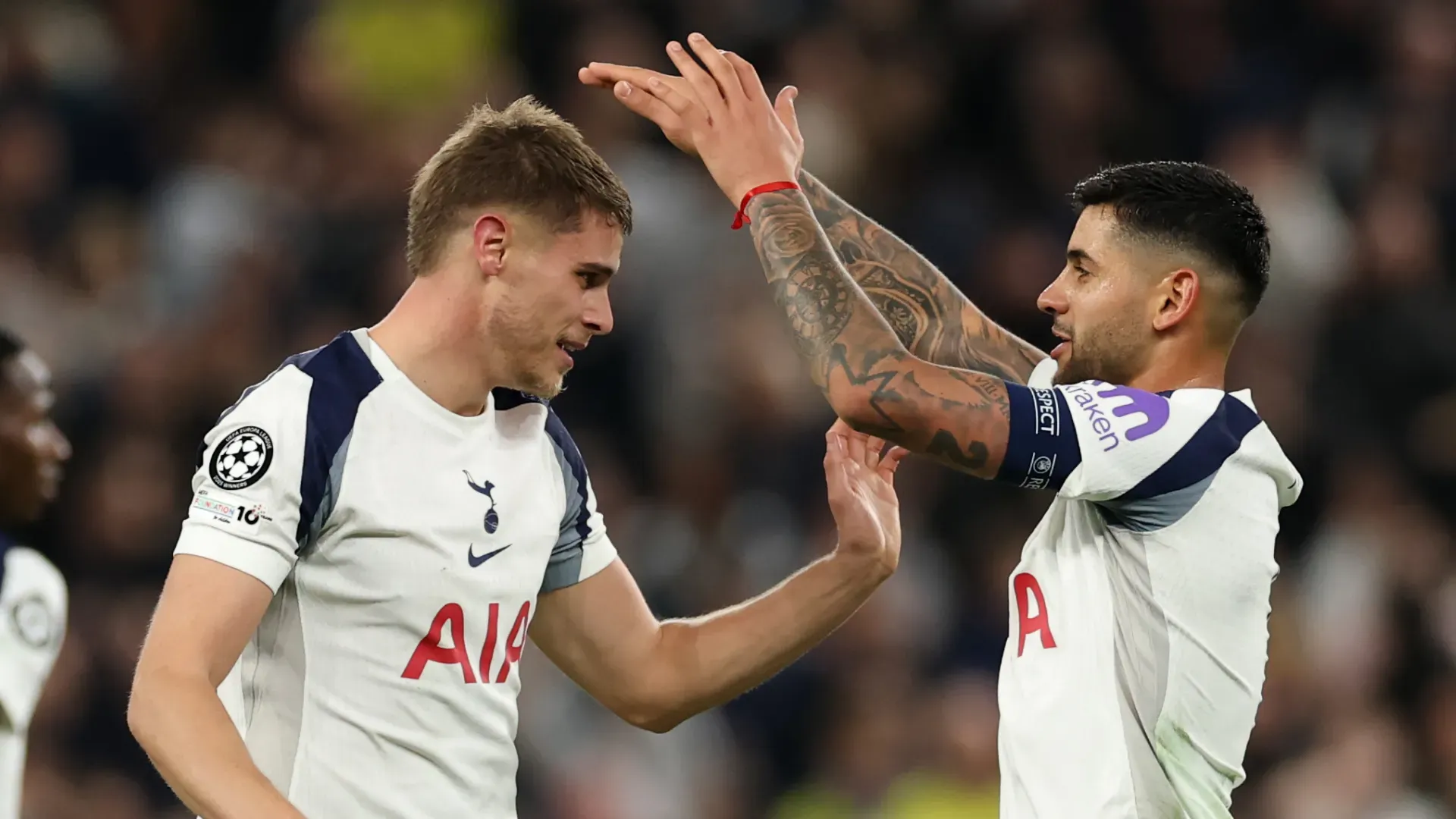 Micky van de Ven e Romero comemorando gol pelo Tottenham