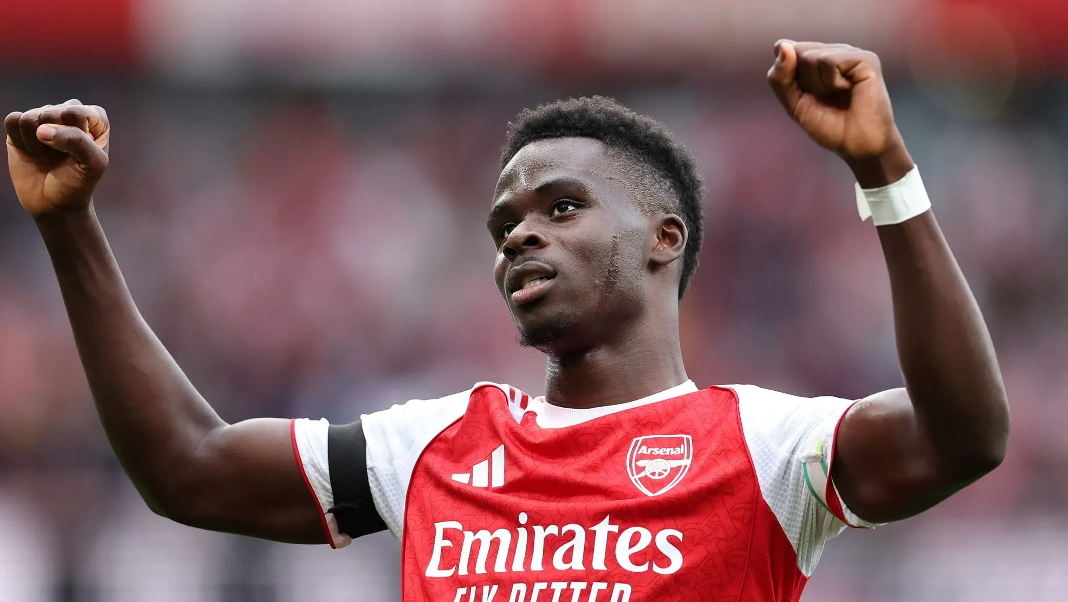 Bukayo Saka, atacante do Arsenal, comemorando em campo
