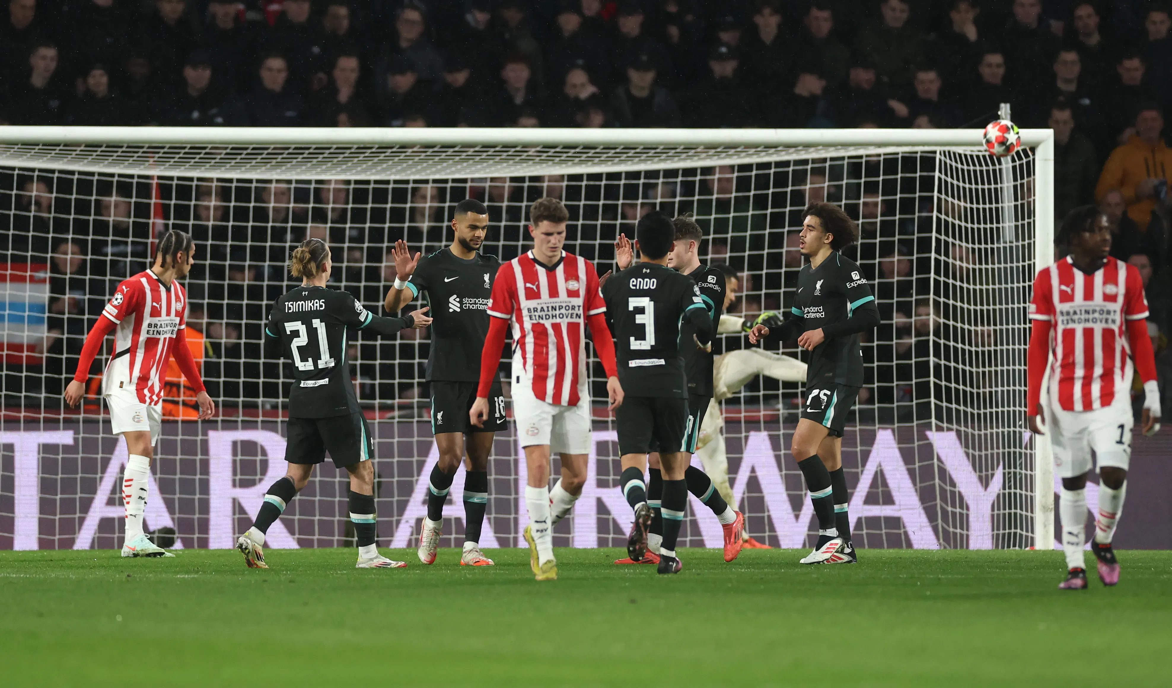 Cody Gakpo, do Liverpool, comemora o primeiro gol de sua equipe com o companheiro Kostas Tsimikas durante a partida da 8ª rodada da fase de grupos da Liga dos Campeões da UEFA 2024/25 entre PSV Eindhoven e Liverpool FC no PSV Stadion em 29 de janeiro de 2025 em Eindhoven, Holanda. (Foto de Lars Baron/Getty Images)