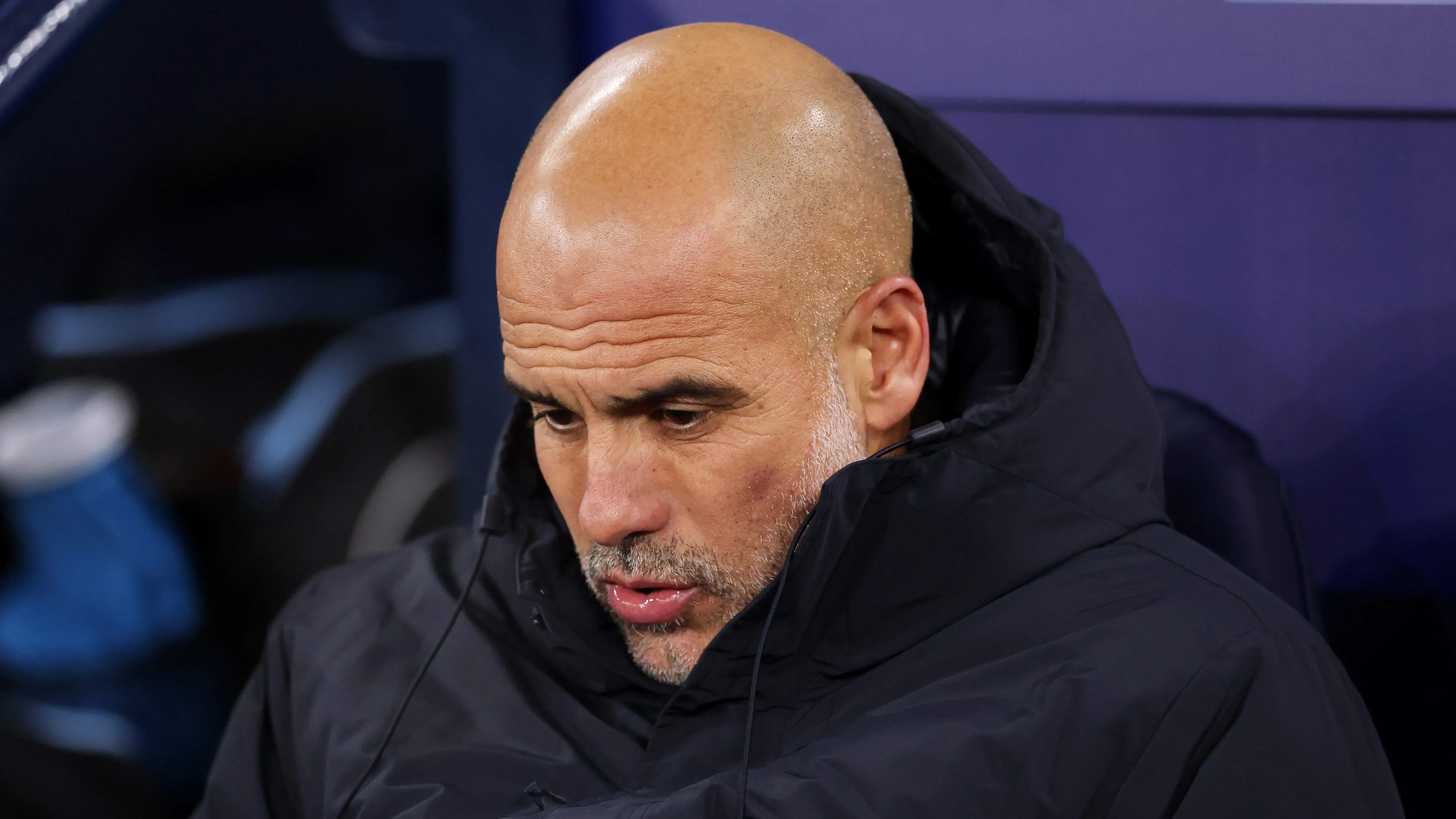 Pep Guardiola de casaco preto em derrota do Manchester City para o Bayer Leverkusen. Foto: Stu Forster/Getty Images
