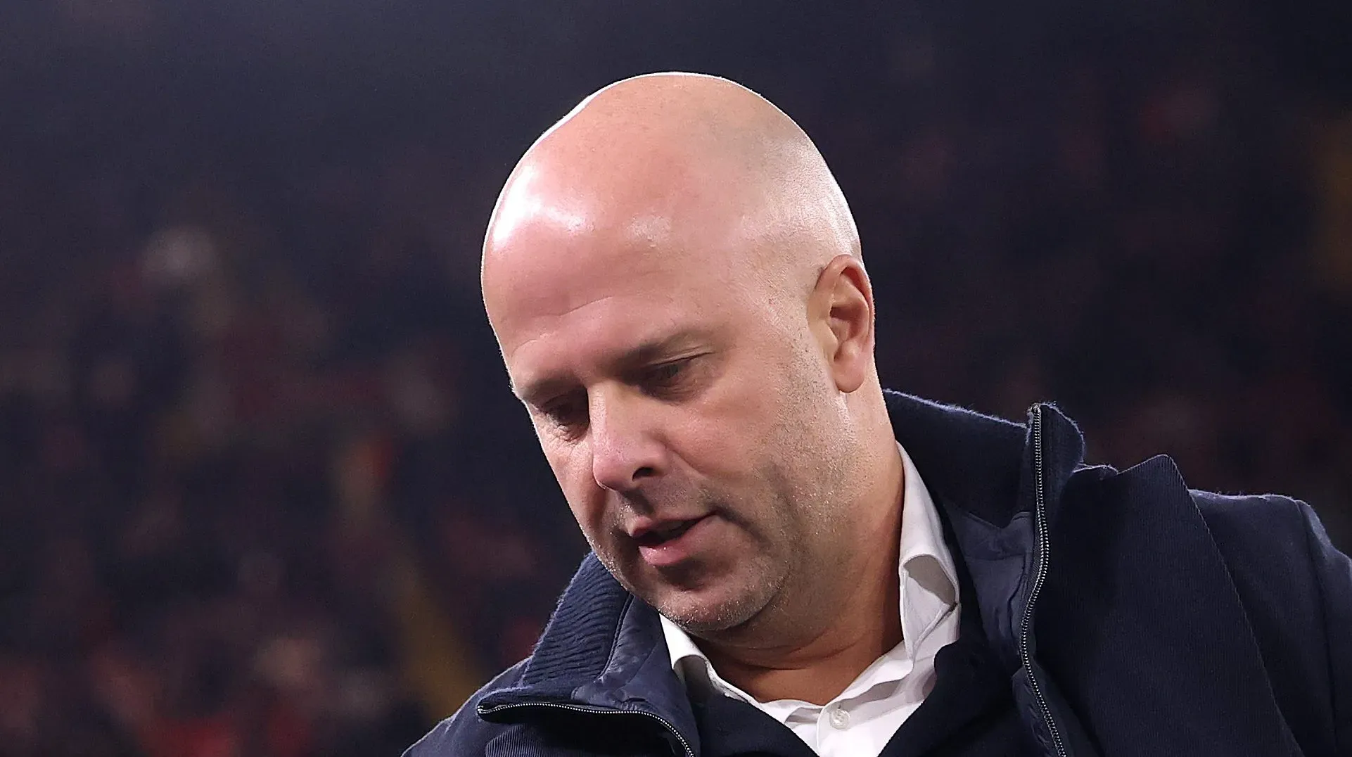 Arne Slot, treinador do Liverpool, observa o campo antes da partida da 5ª rodada da fase de liga da UEFA Champions League 2025/26 entre Liverpool FC e PSV Eindhoven, em Anfield, em 26 de novembro de 2025, em Liverpool, Inglaterra. (Foto: Carl Recine/Getty Images)