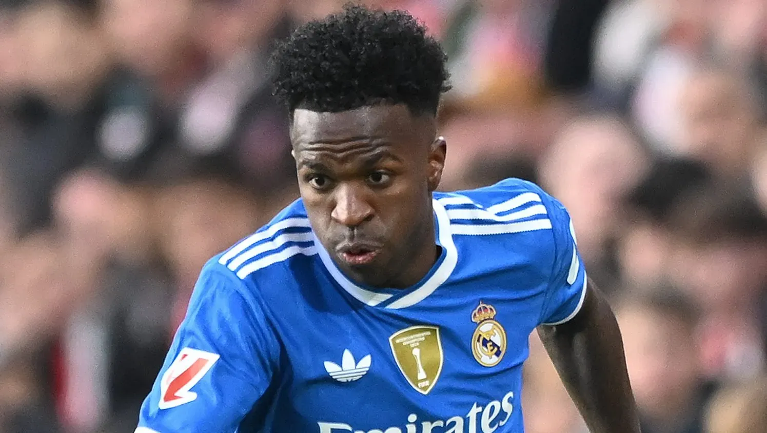 Vinicius Júnior, em campo, de camisa azul