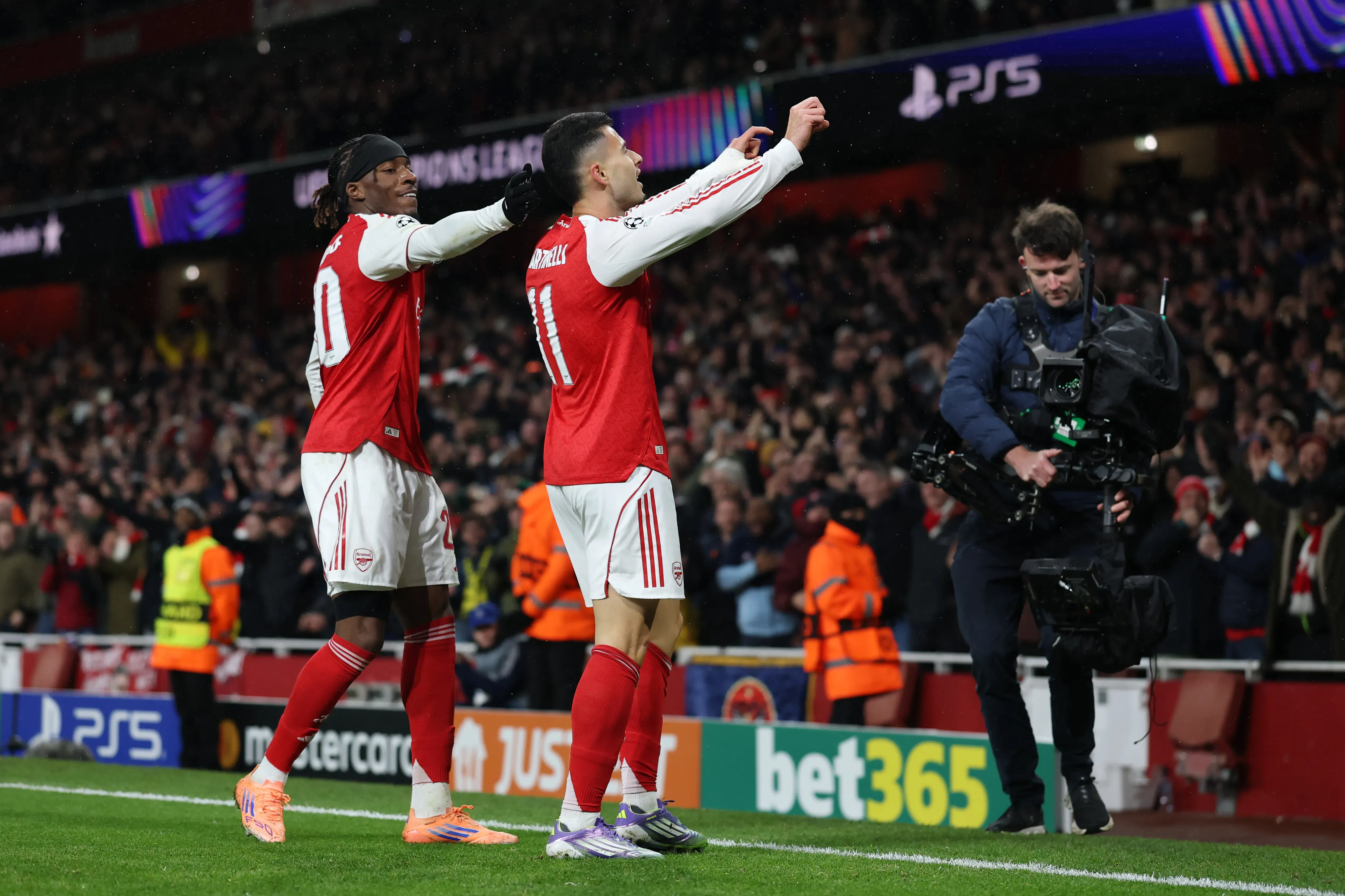 Madueke e Martinelli comemorando gol contra o Bayern de Munique. (Foto: Richard Heathcote/Getty Images)