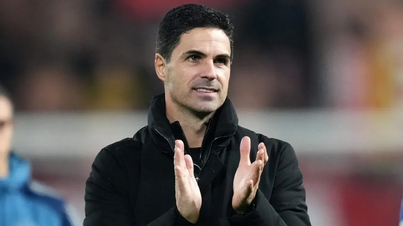 Mikel Arteta, treinador do Arsenal, em campo , aplaudindo time e torcida