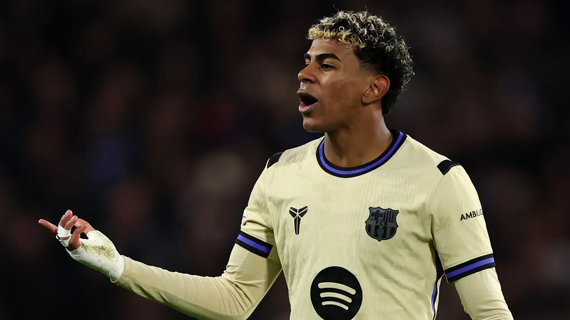 Lamine Yamal reclama em jogo do Barcelona