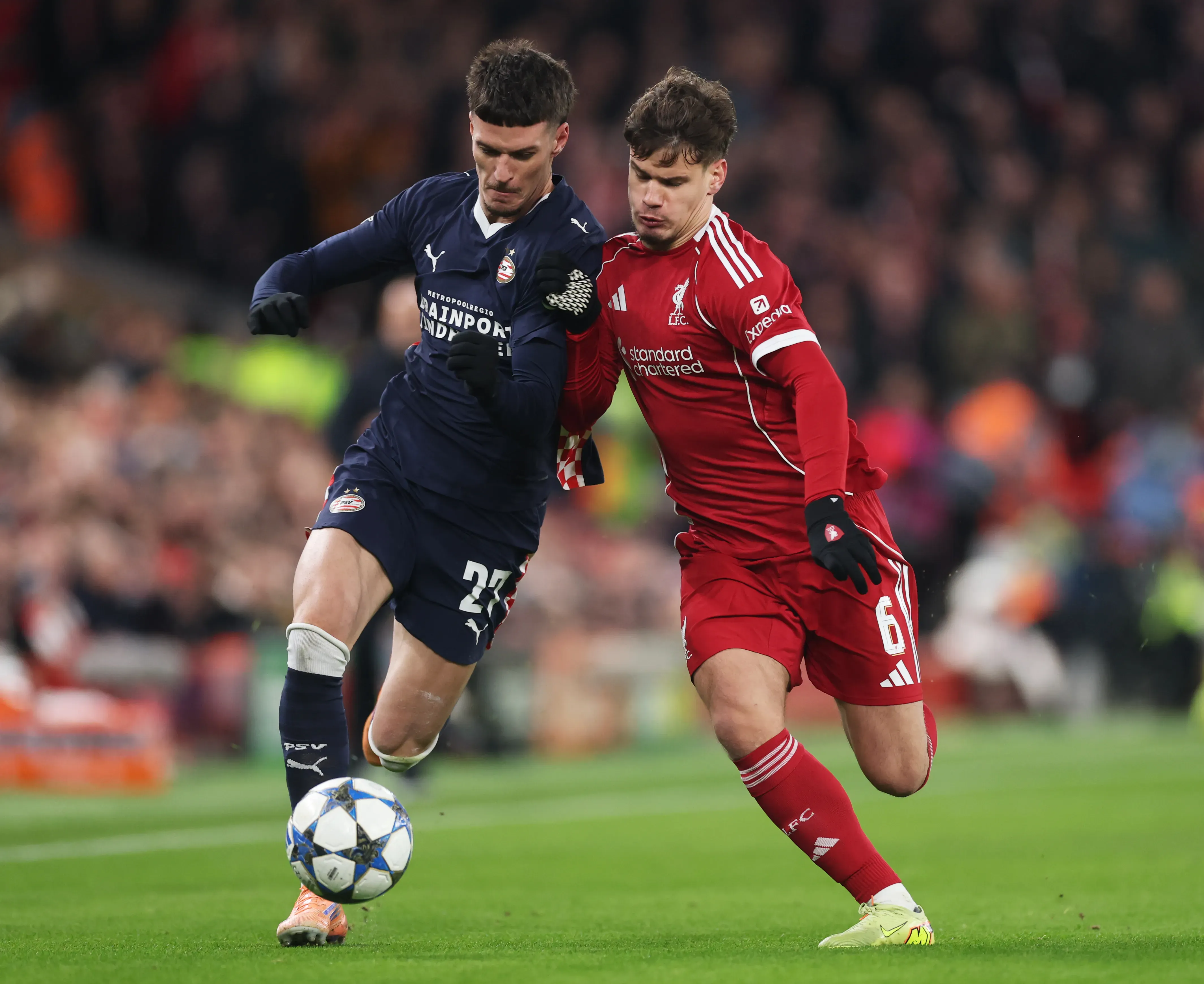 Milos Kerkez foi criticado pelo comentarista da Sky Sports, Michael Dawson e que ele deveria sair para a entrada de Andy Robertson, além de Konaté que também sofreu críticas. (foto: Carl Recine/Getty Images)