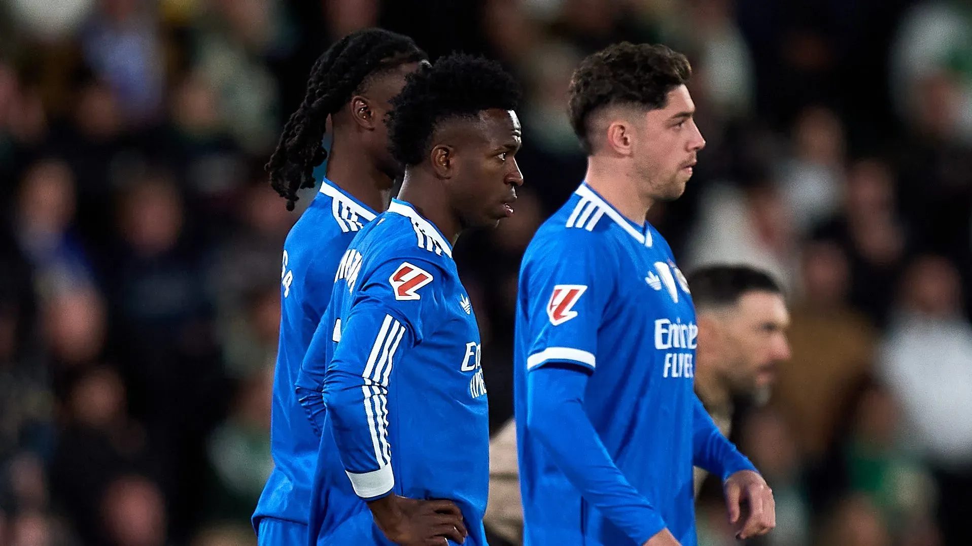 Eduardo Camavinga, Vinicius Junior e Federico Valverde, do Real Madrid, se preparam para entrar como substitutos durante a partida da LaLiga EA Sports entre Elche CF e Real Madrid CF no Estádio Manuel Martínez Valero, em 23 de novembro de 2025, em Elche, Espanha. (Foto de Angel Martinez/Getty Images)