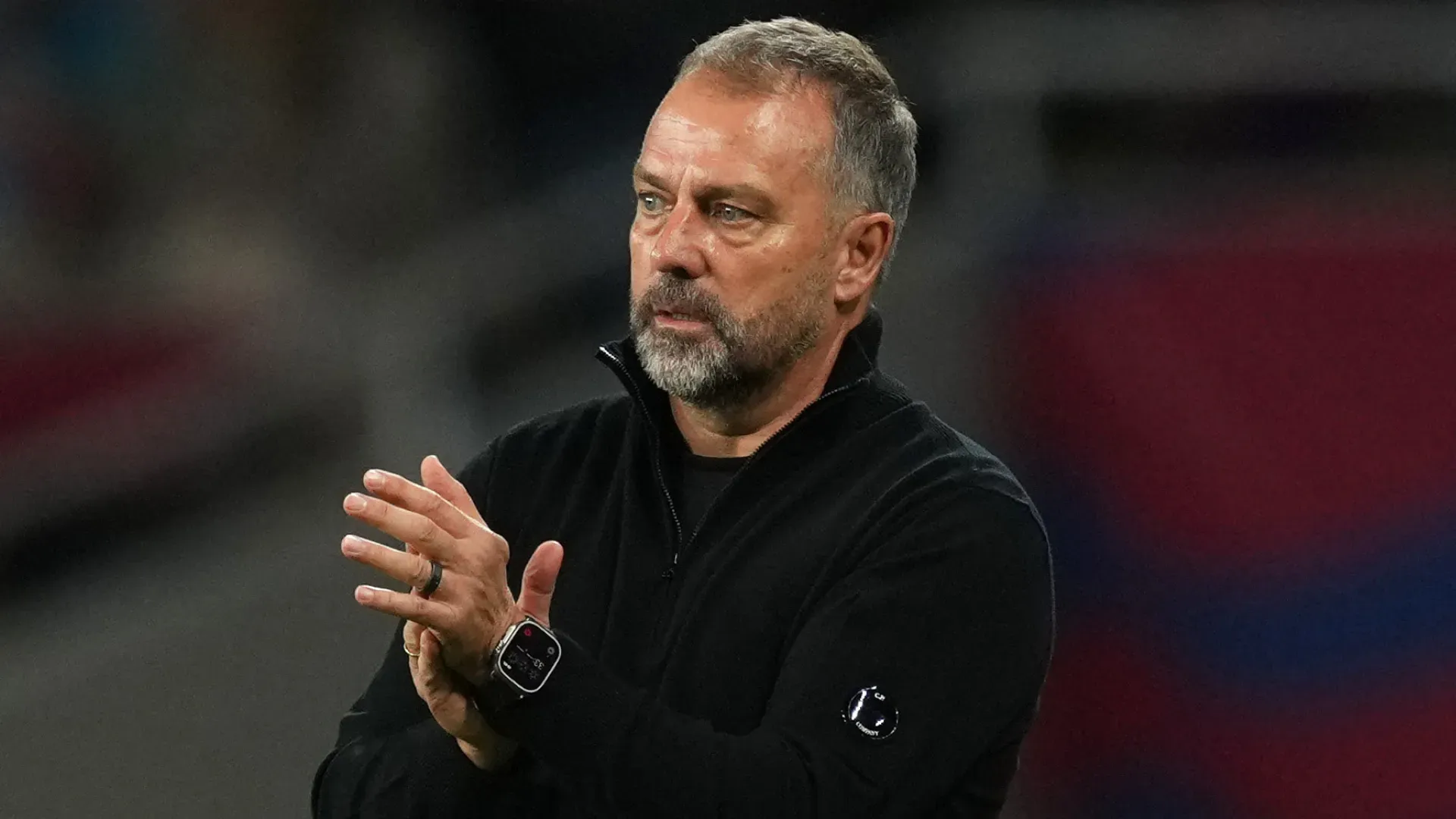 Hansi Flick bate palmas durante partida do Barcelona