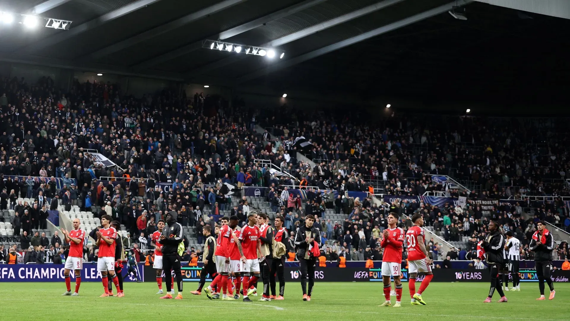 Jogadores do Benfica aplaudem torcedores após partida da Liga dos Campeões. Foto: Carl Recine/Getty Images