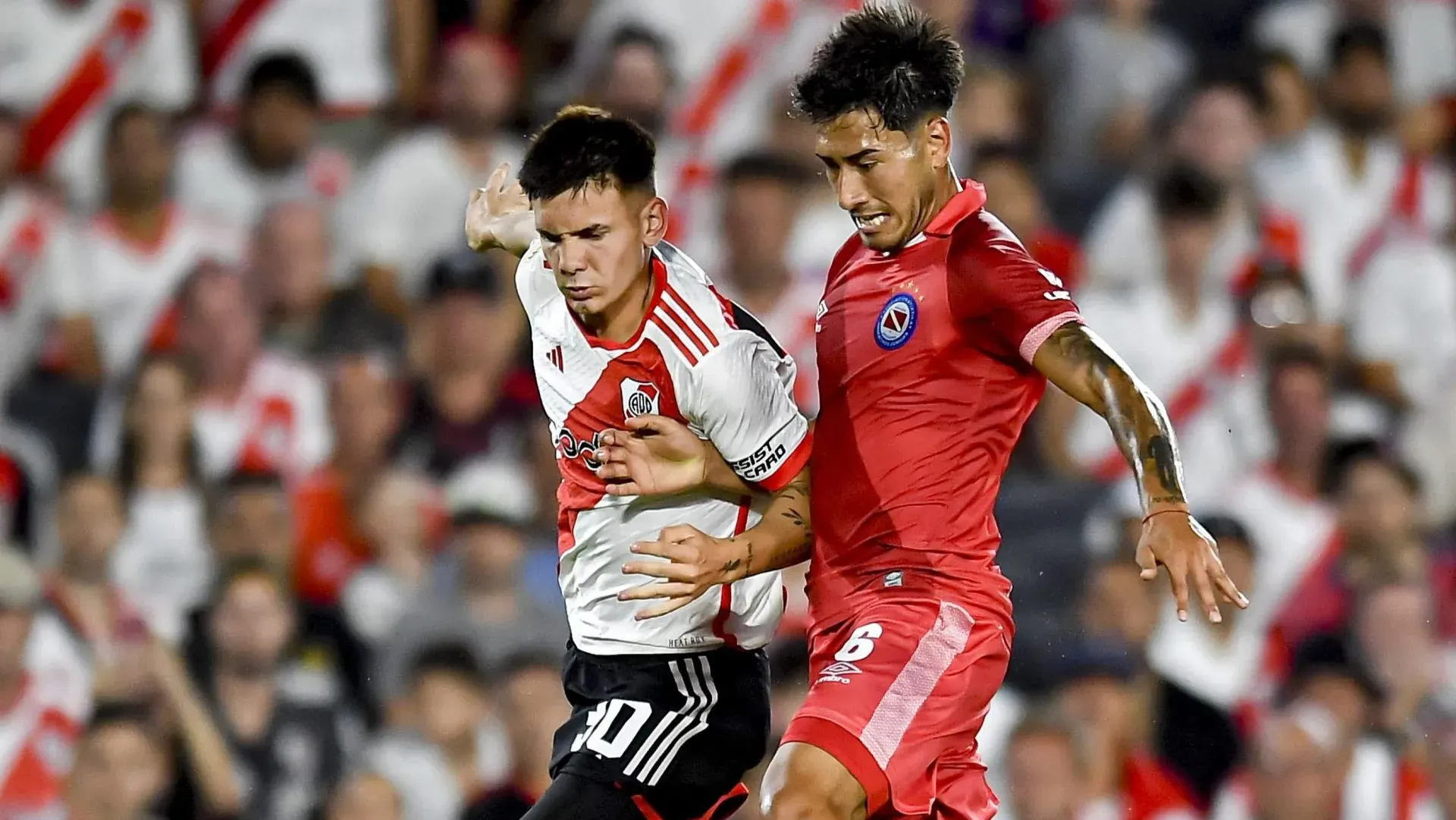 Franco Mastantuono (à esquerda) do River Plate disputa a bola com Román Vega, do Argentinos Juniors, durante uma partida entre River Plate e Argentinos Juniors válida pelo grupo A da Copa da Liga Profissional 2024, no Estádio Más Monumental Antonio Vespucio Liberti, em 28 de janeiro de 2024, em Buenos Aires, Argentina. Este foi o primeiro jogo profissional de Mastantuono. (Foto de Marcelo Endelli/Getty Images)