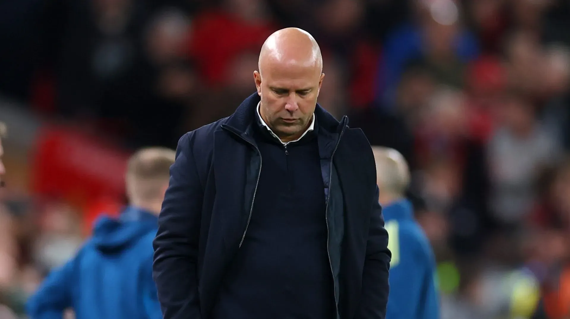 Arne Slot cabisbaixo em jogo do Liverpool