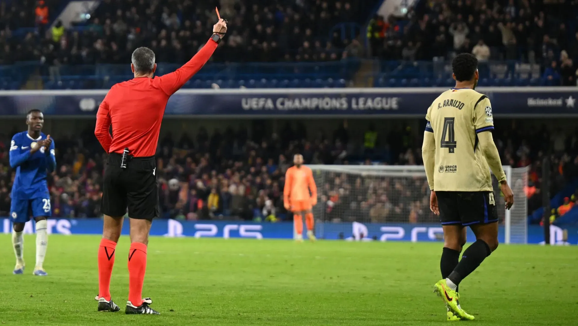 Ronald Araujo recebe cartão vermelho durante partida da Champions League. Foto: Mike Hewitt/Getty Images
