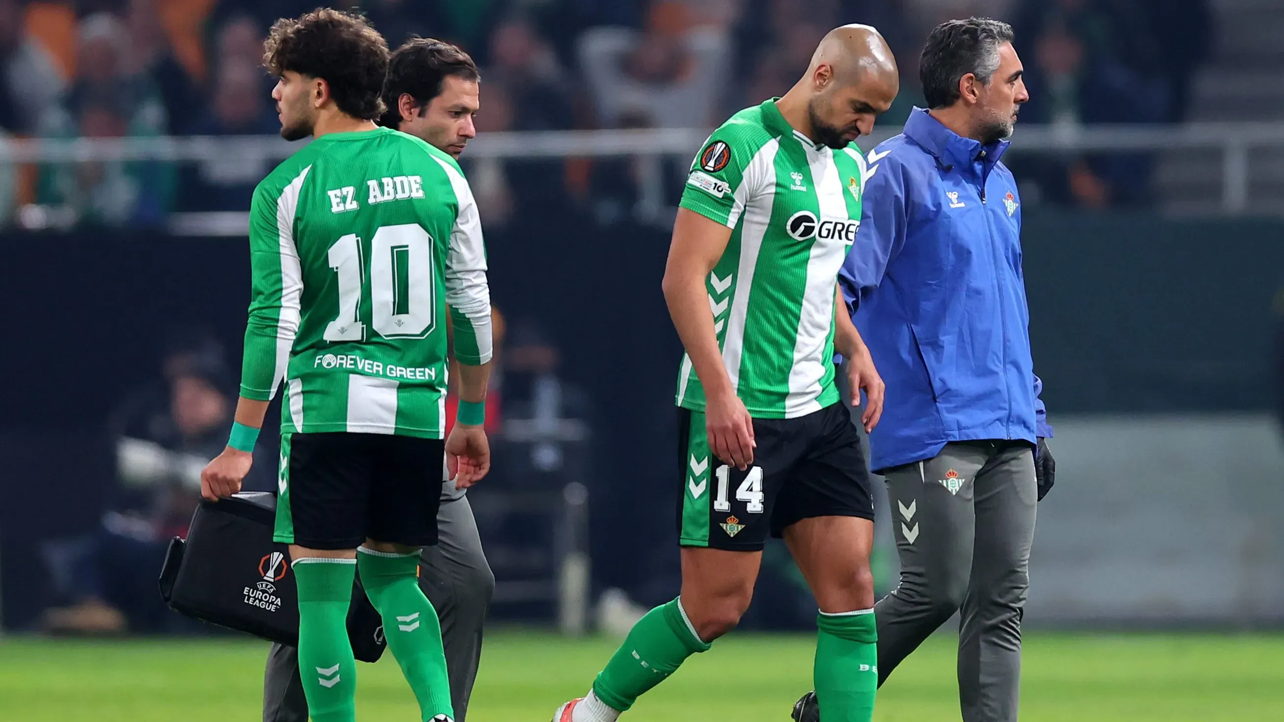 Amrabat sendo substituído em jogo do Real Betis. Foto: Fran Santiago/Getty Images