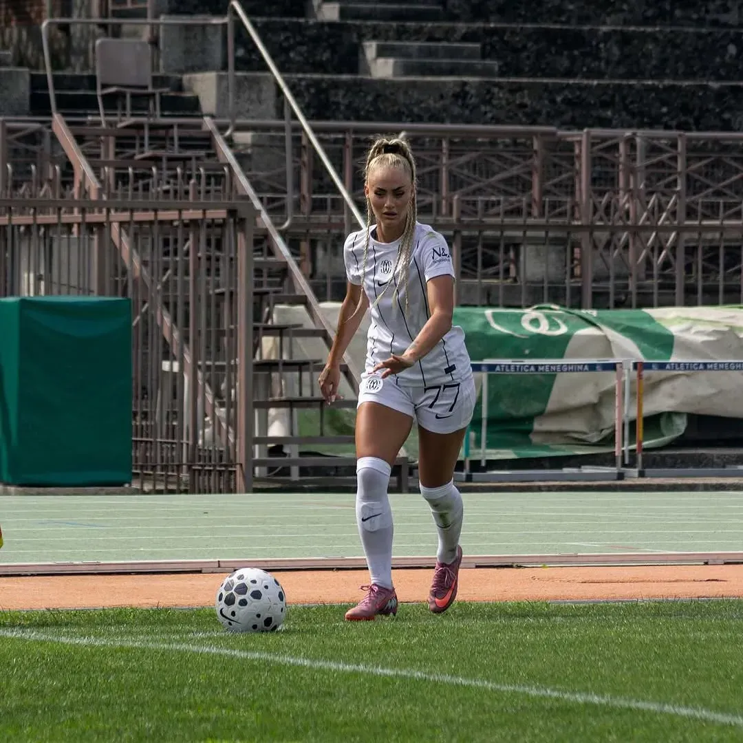 Alisha Lehmann não tem sido convocada com sequência para a seleção da Suíça - Foto: Reprodução/FC Como