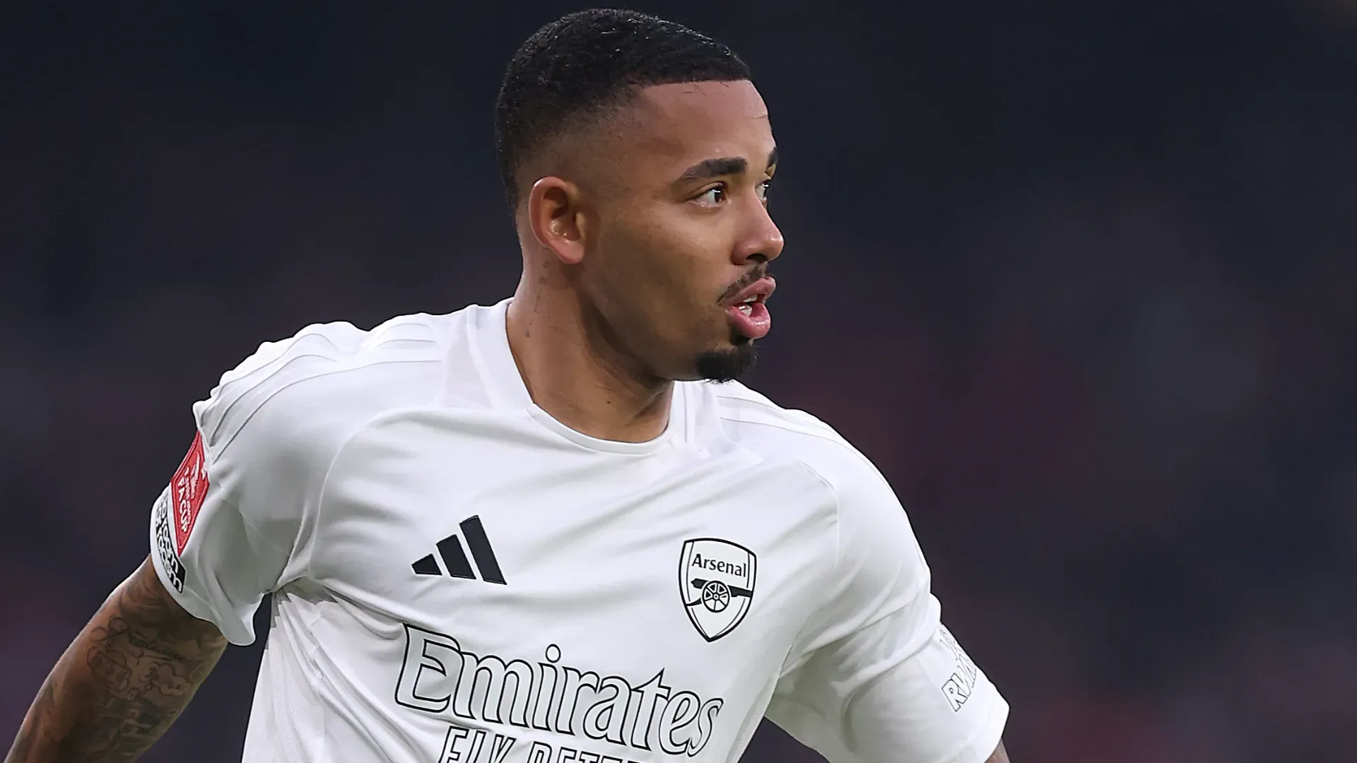 Gabriel Jesus aparece olhando para o lado durante uma partida do Arsenal