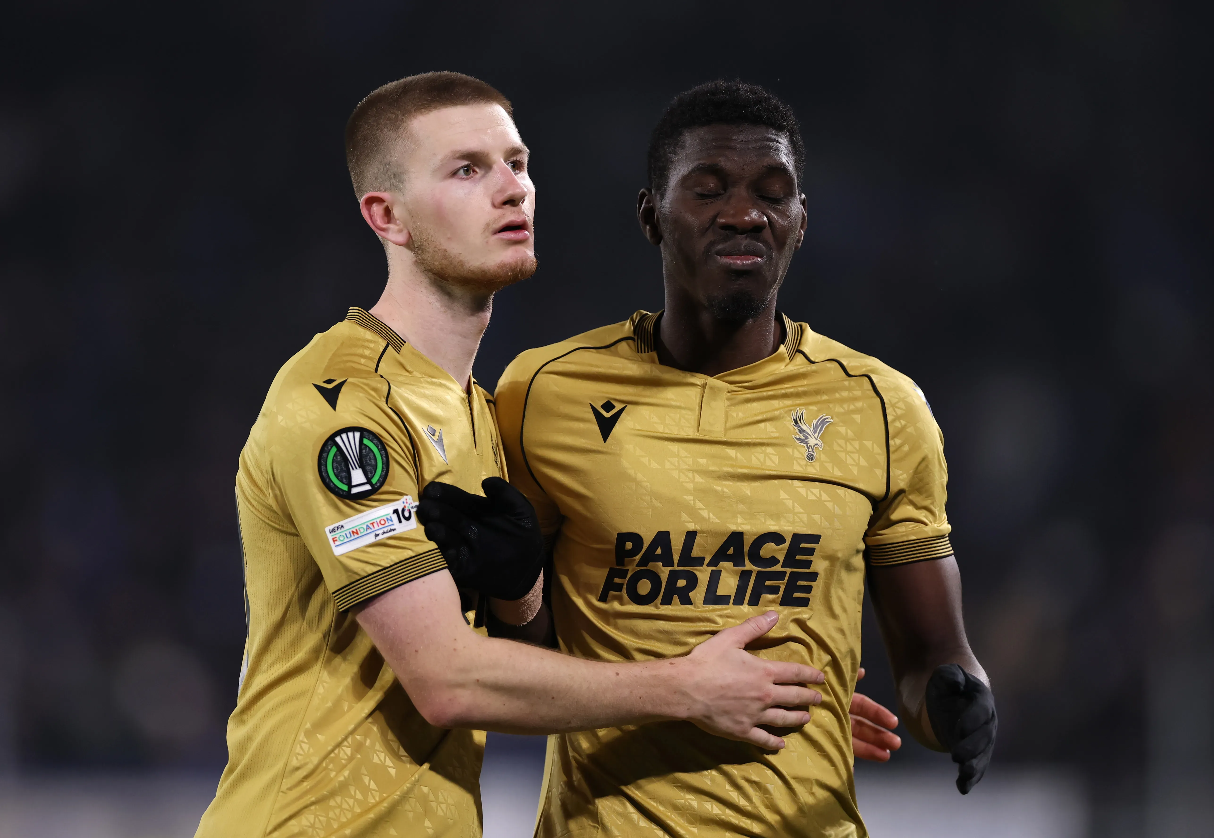 Adam Wharton e Ismaila Sarr, do Crystal Palace, se abraçam durante partida. (Photo by Justin Setterfield/Getty Images)