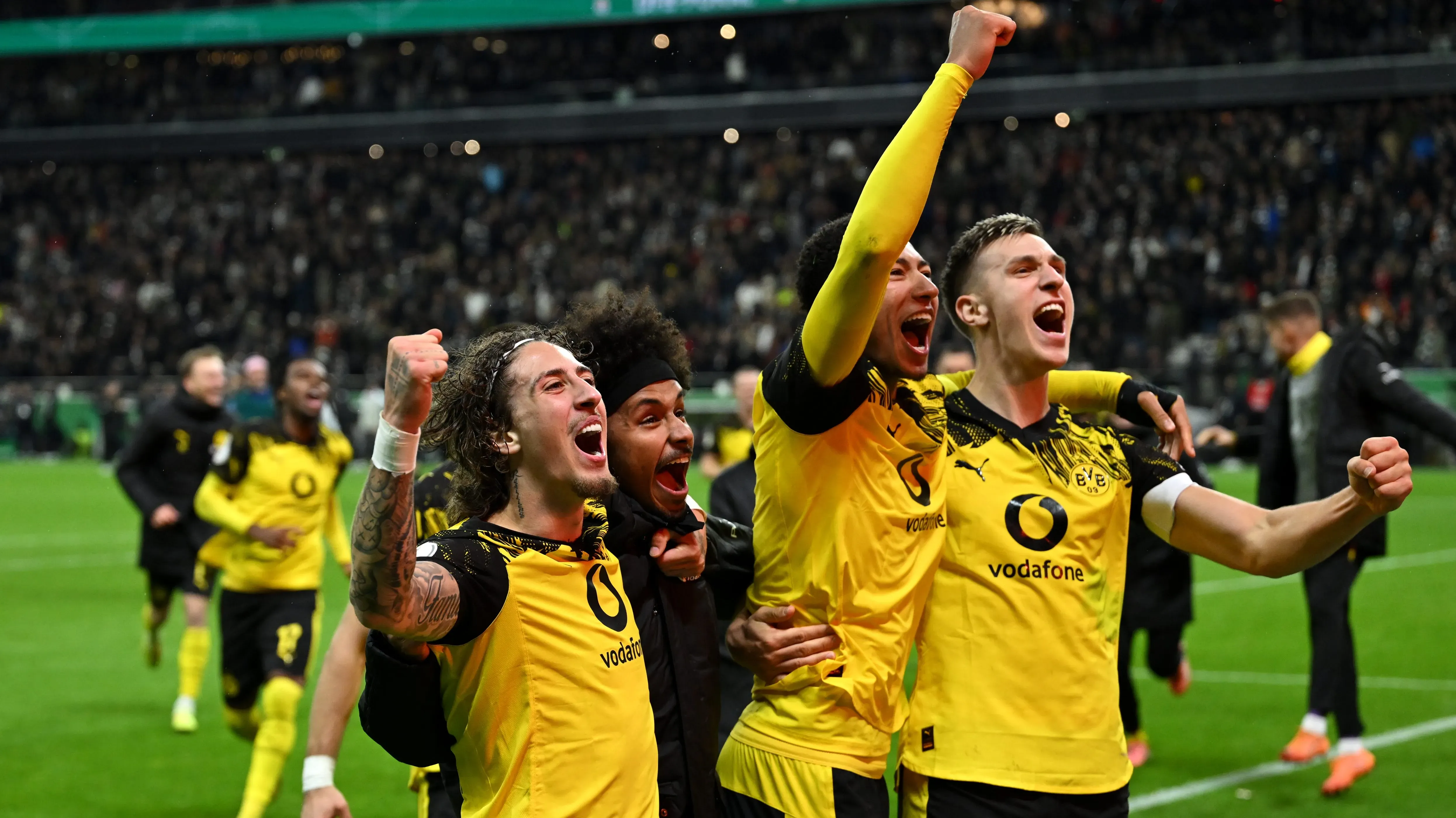 Fábio Silva comemorando com jogadores do Borussia Dortmund. Foto: Christian Kaspar-Bartke/Getty Images