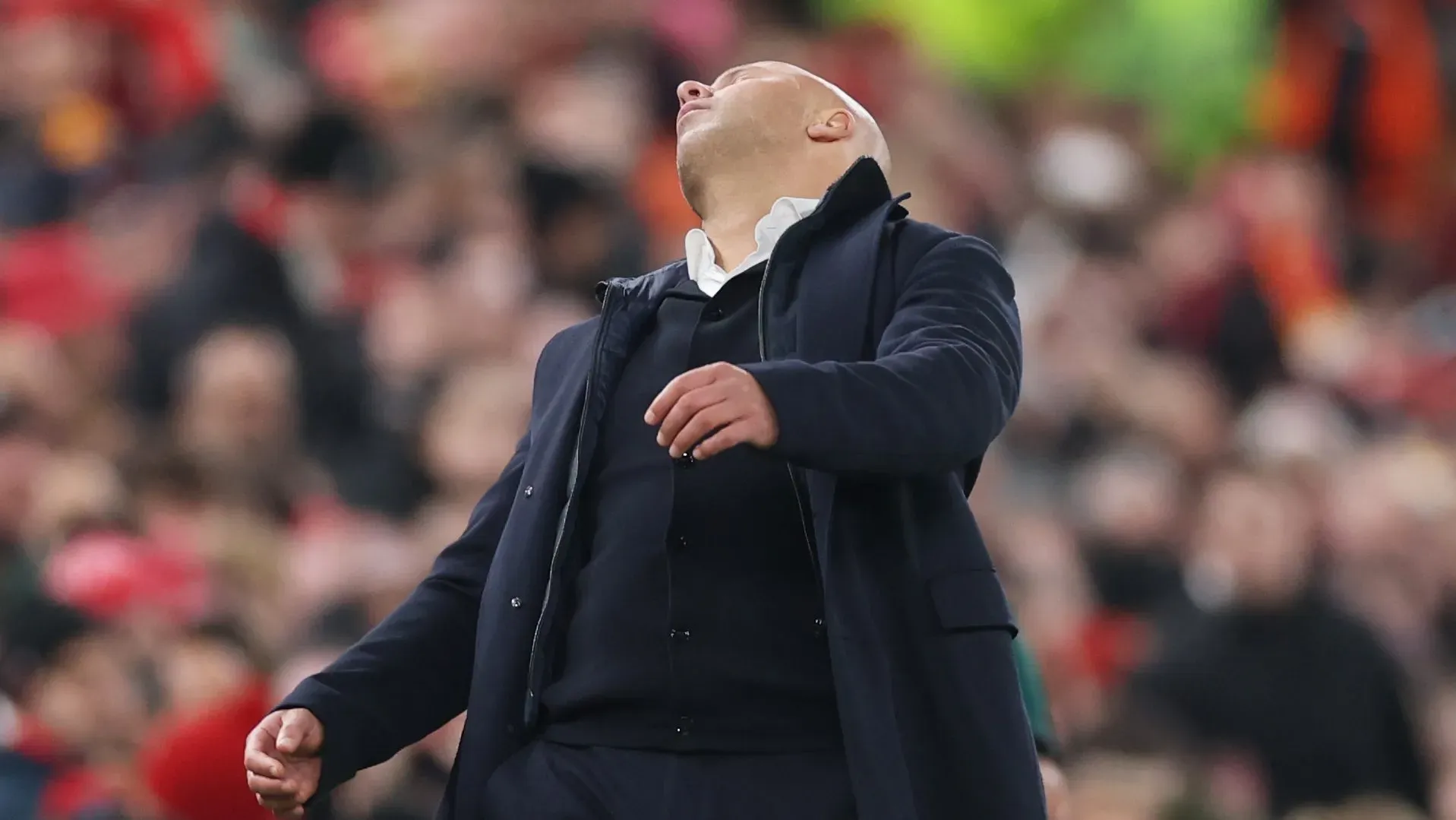 Arne Slot, técnico do Liverpool, reage durante a partida da Fase de Liga (MD5) da UEFA Champions League 2025/26 entre Liverpool FC e PSV Eindhoven, realizada em Anfield, em 26 de novembro de 2025, em Liverpool, Inglaterra. (Foto de Carl Recine/Getty Images)