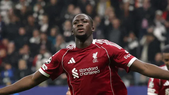 Konaté comemorando um gol com a camisa vermelha do Liverpool de braços abertos, alvo do Real Madrid