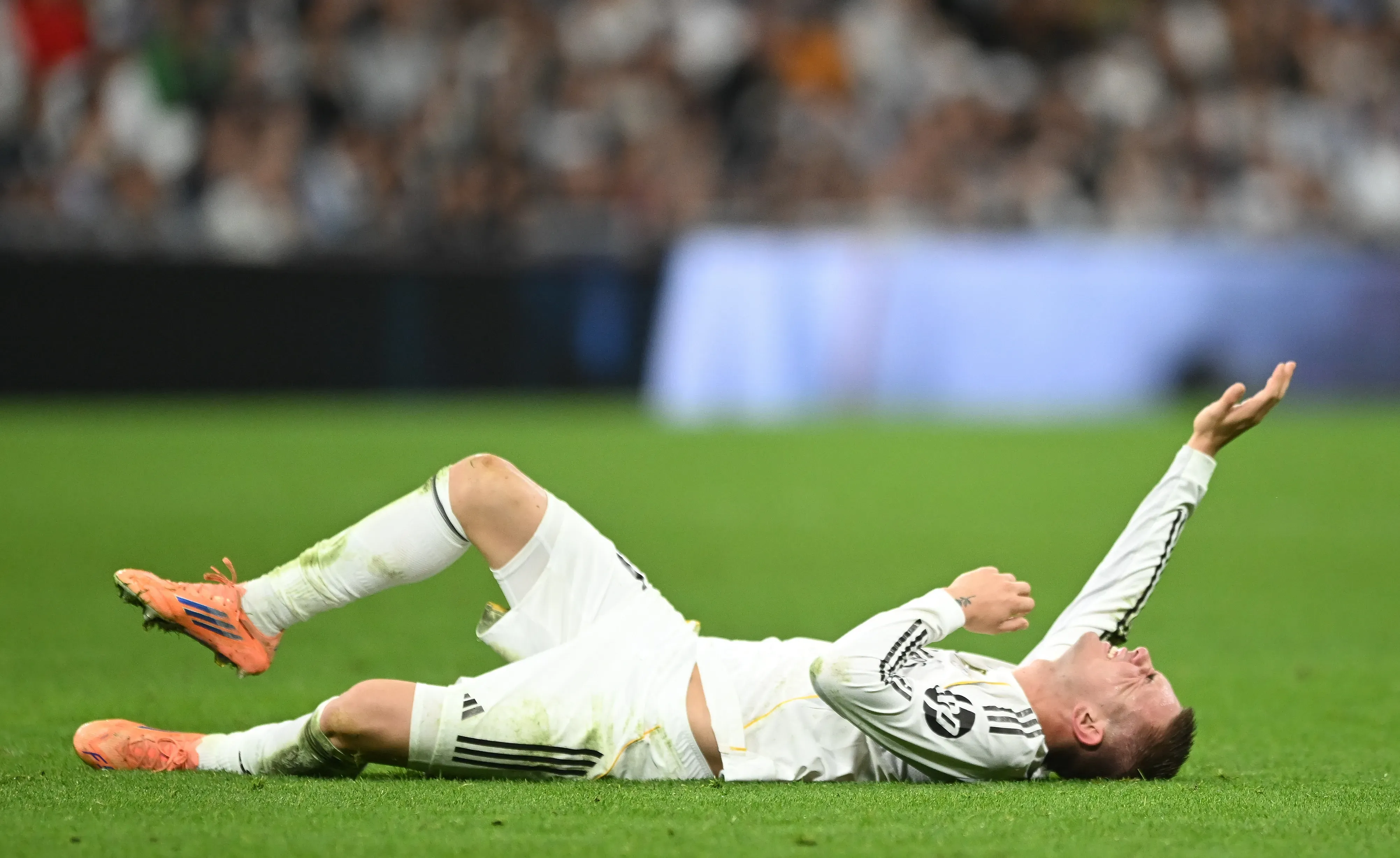 Franco Mastantuono, do Real Madrid, reage após sofrer uma pancada durante a partida da LaLiga EA Sports entre Real Madrid CF e Valencia CF no Estádio Santiago Bernabéu, em 1 de novembro de 2025, em Madri, Espanha. (Foto de Denis Doyle/Getty Images)