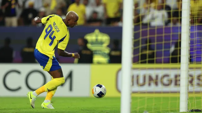 Anderson Talisca marca gol durante partida. Foto: Yasser Bakhsh/Getty Images