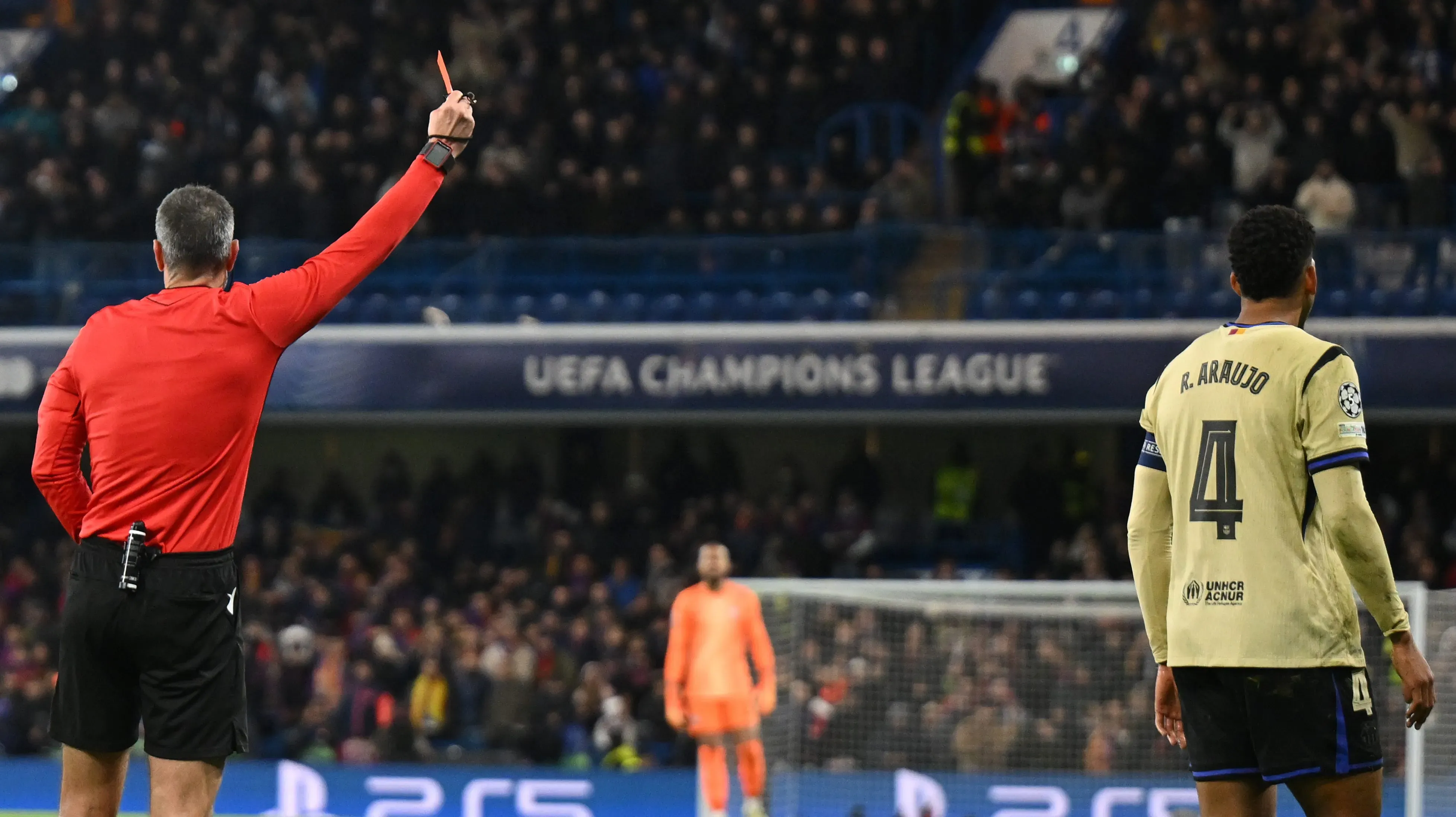 Ronald Araújo tomando cartão vermelho. Foto: Mike Hewitt/Getty Images