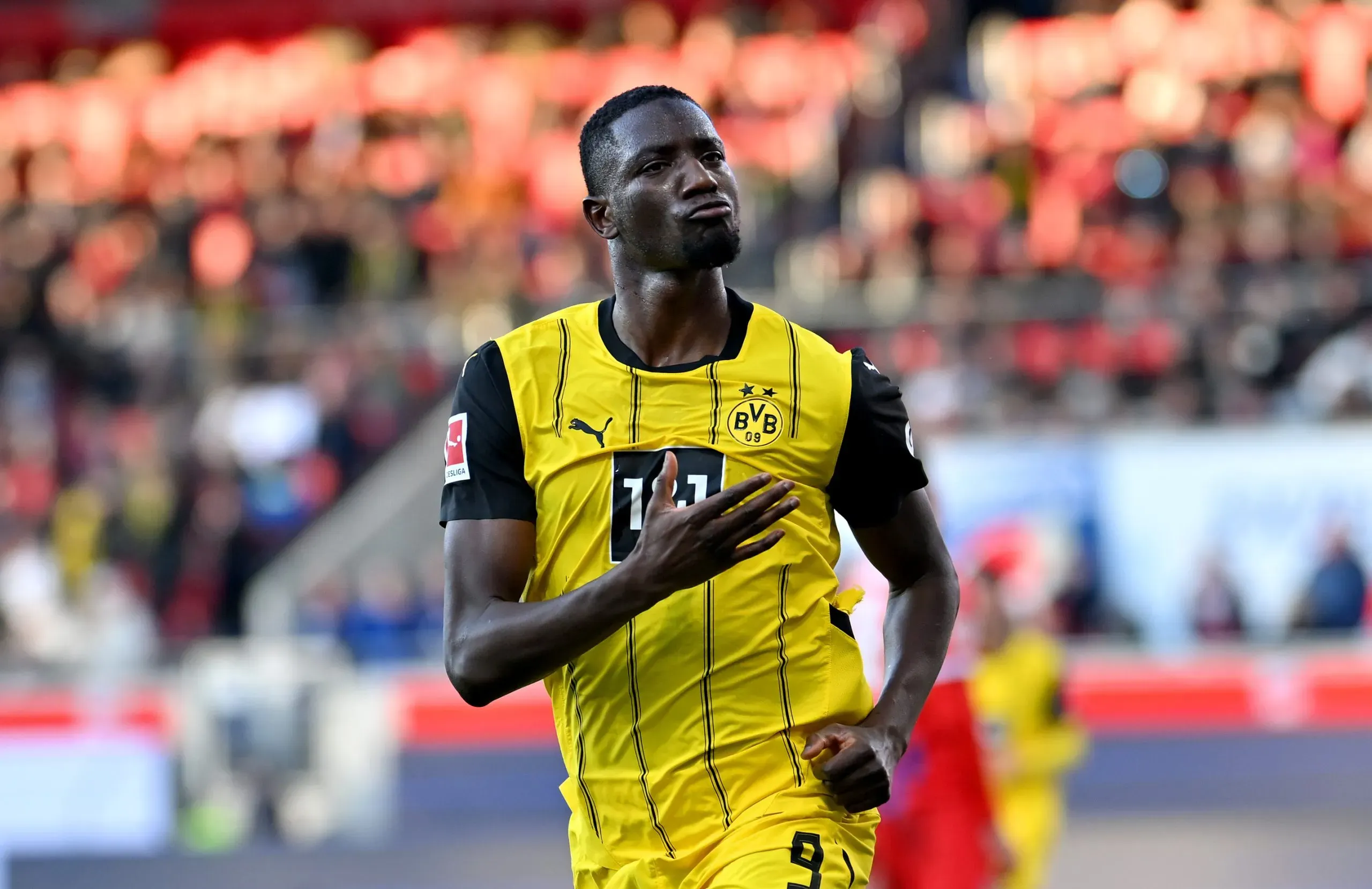Guirassy, alvo do Chelsea, com camisa amarela em jogo do Borussia Dortmund. Foto: Sebastian Widmann/Getty Images
