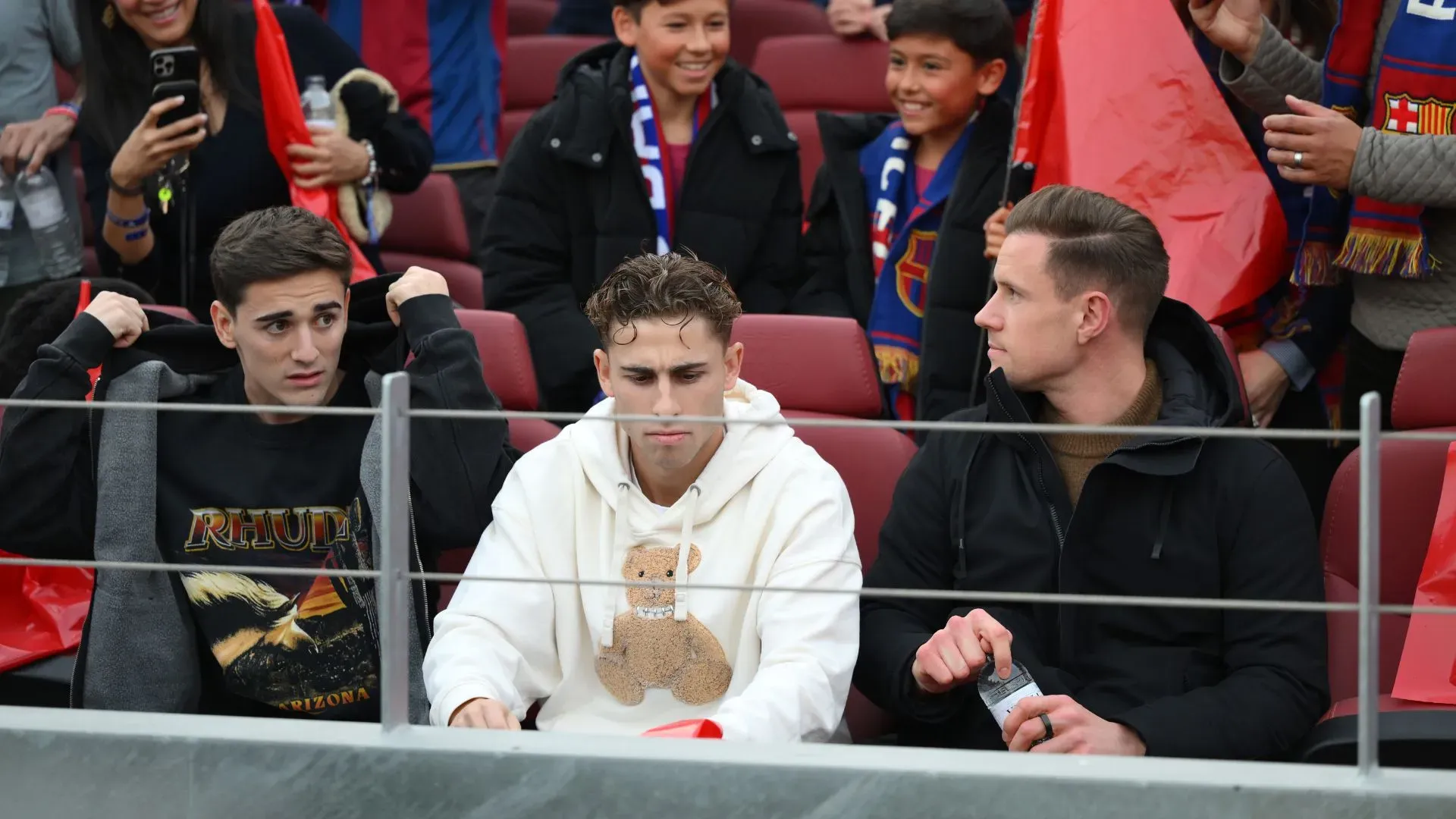 Gavi, Fermín López e Ter Stegen foram ao estádio Camp Nou e acompanharam o jogo entre Barcelona e Alavés (foto: David Ramos/Getty Images)