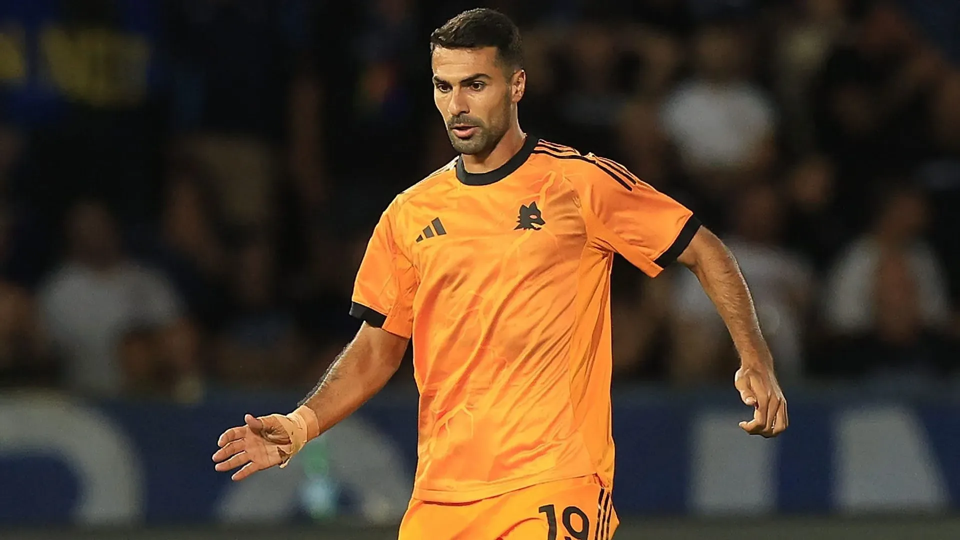 Zeki Celik, alvo do Manchester United, em jogo da Roma. Foto: Gabriele Maltinti/Getty Images