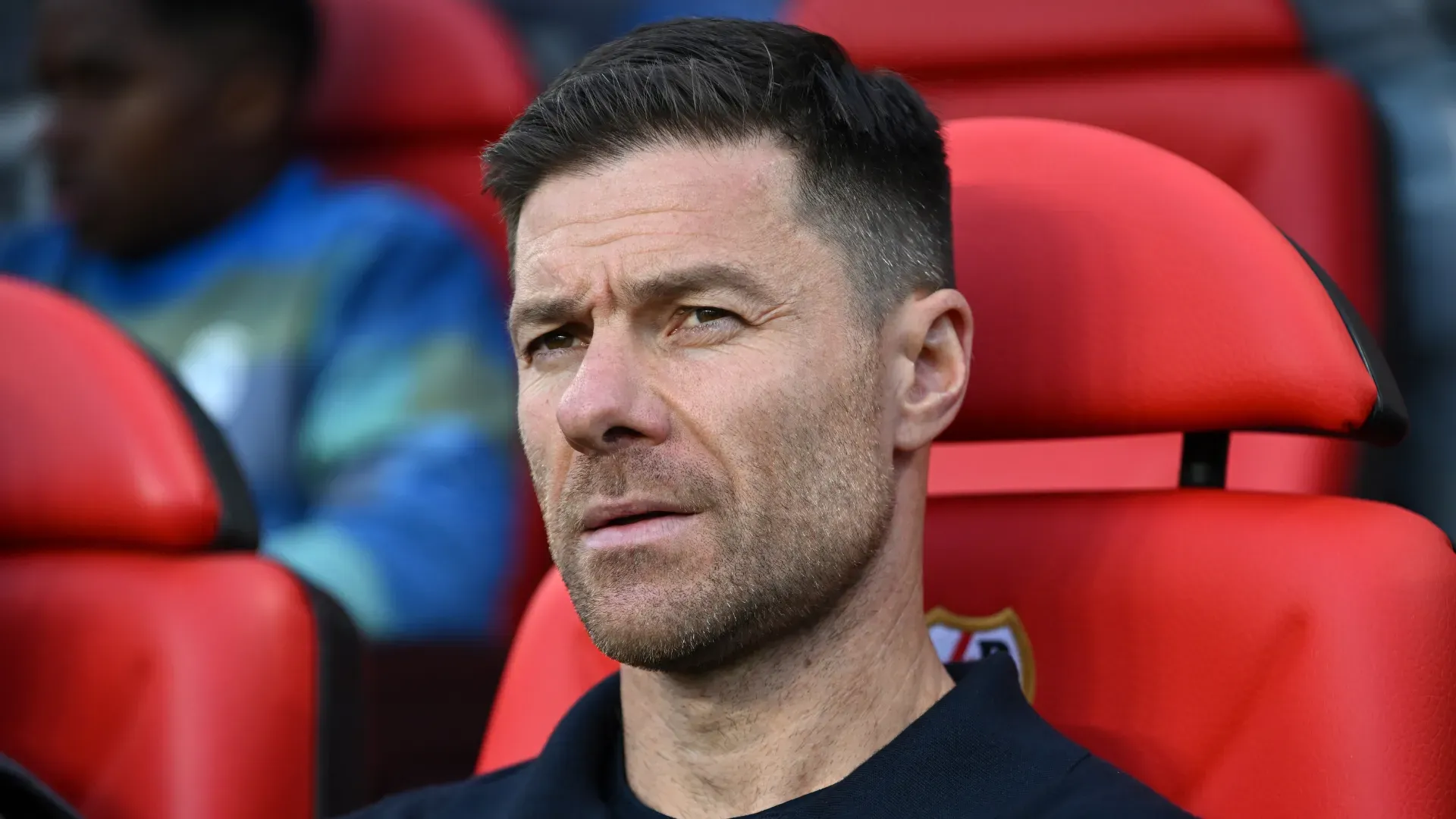 Xabi Alonso sentado no banco de reservas durante jogo do Real Madrid