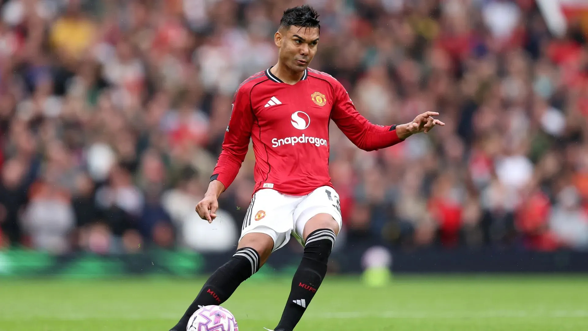Casemiro venceu mais uma partida de Premier League com o Manchester United (foto: Matt McNulty/Getty Images)