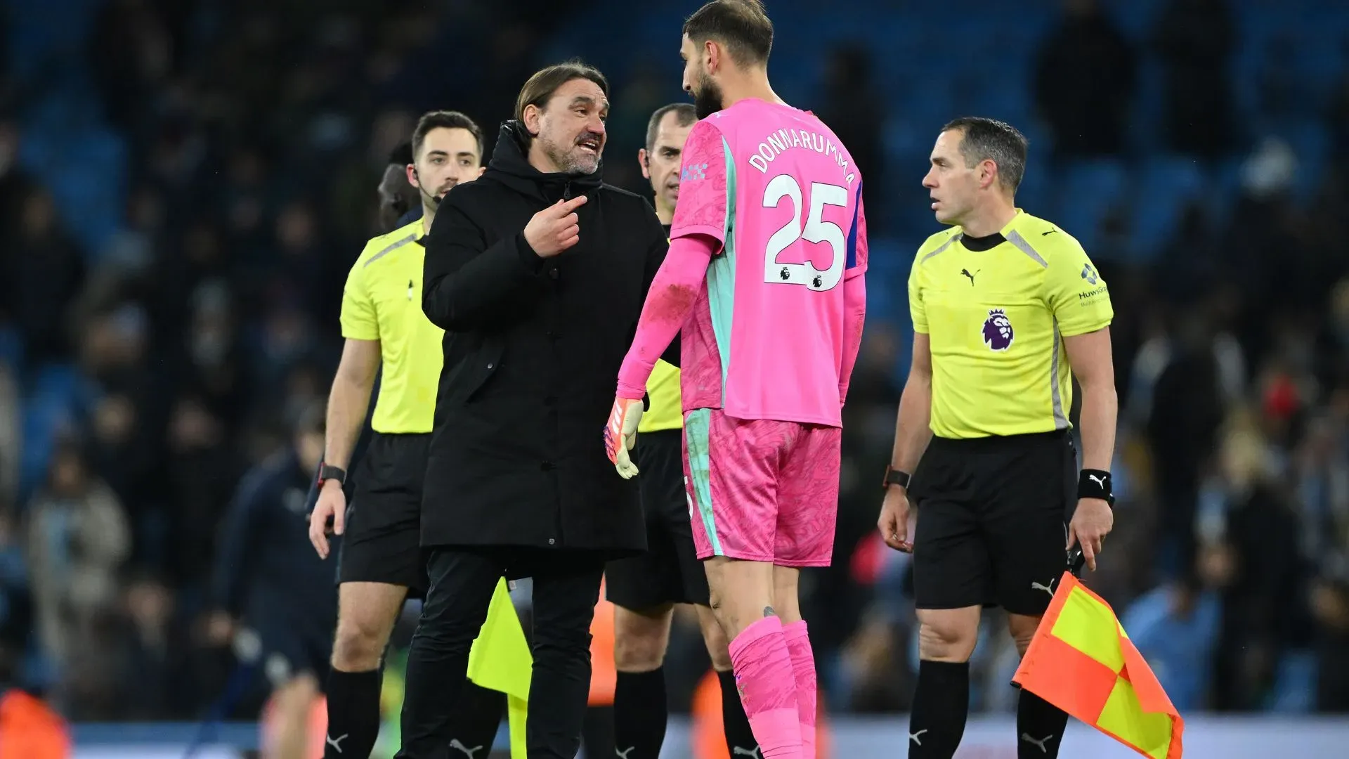O técnico do Leeds United, Daniel Farke (à esquerda), conversou com Donnarumma, goleiro do Manchester City (foto: Shaun Botterill/Getty Images)